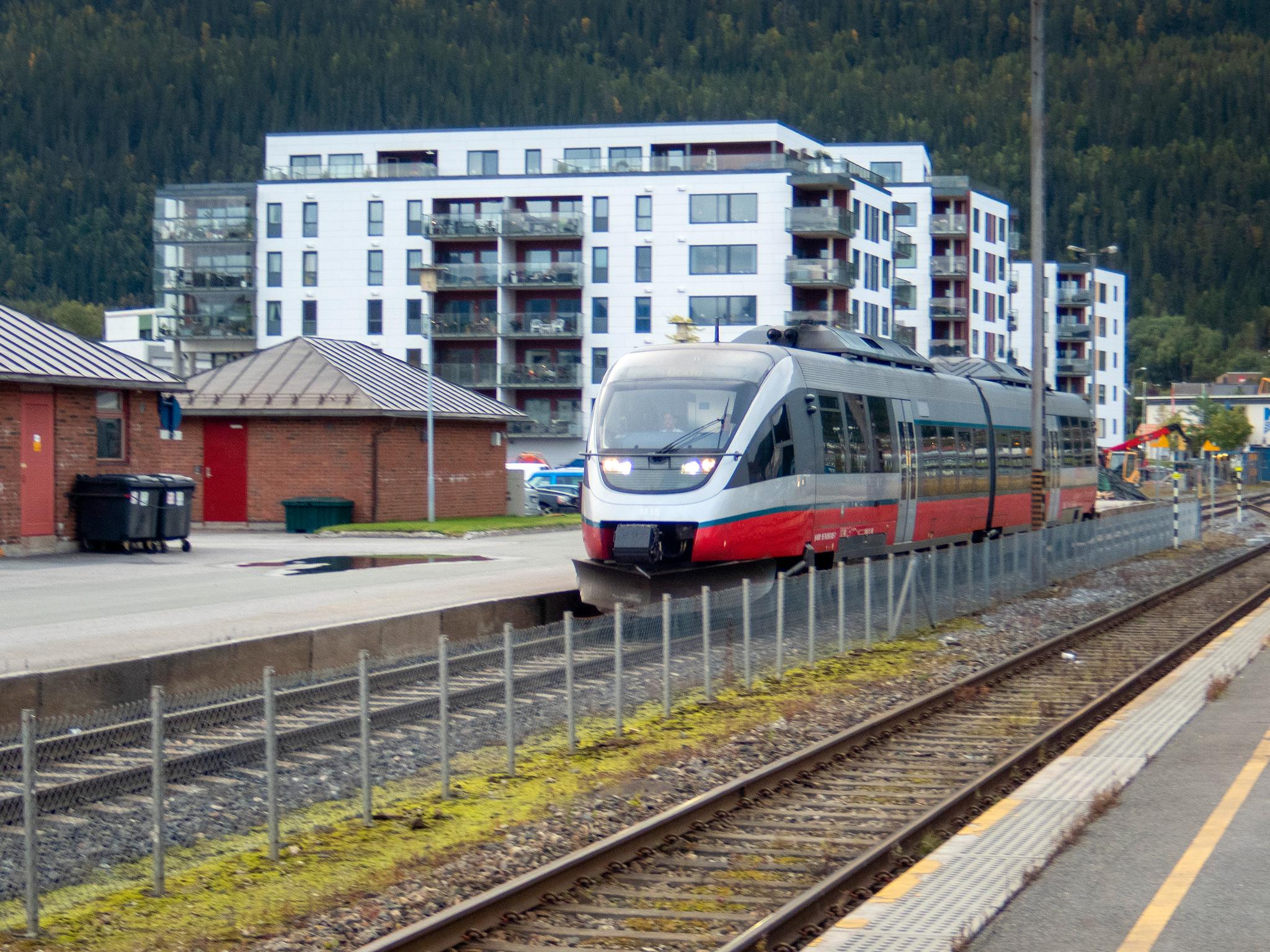 Nordlandsbanen til Bodø sto klar i juni 1962. Men debatten om jernbane helt til Tromsø har gått siden år 1900.