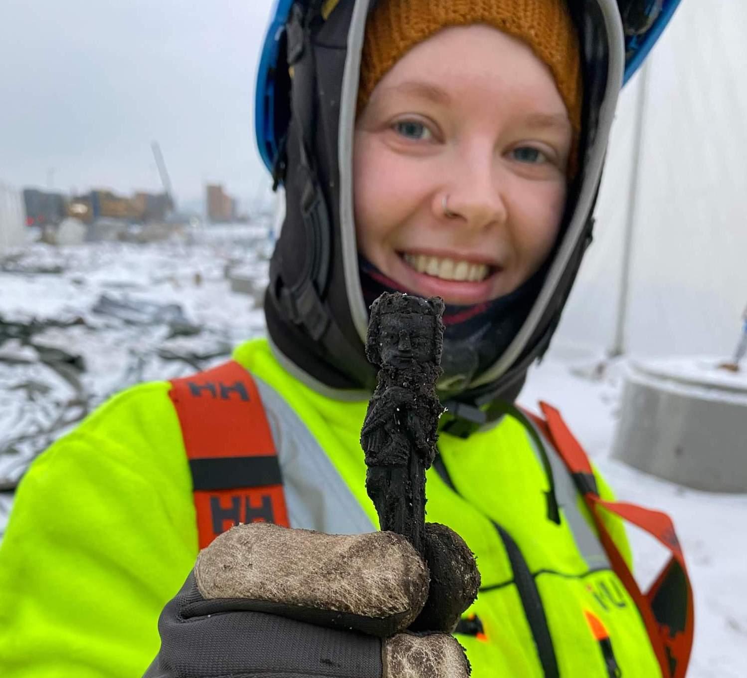 Den er ikke stor, men knivskaftet har arkeologisk verdi. Her er arkeolog Ann-Ingeborg Grindheim med funnet på jobb sist uke.