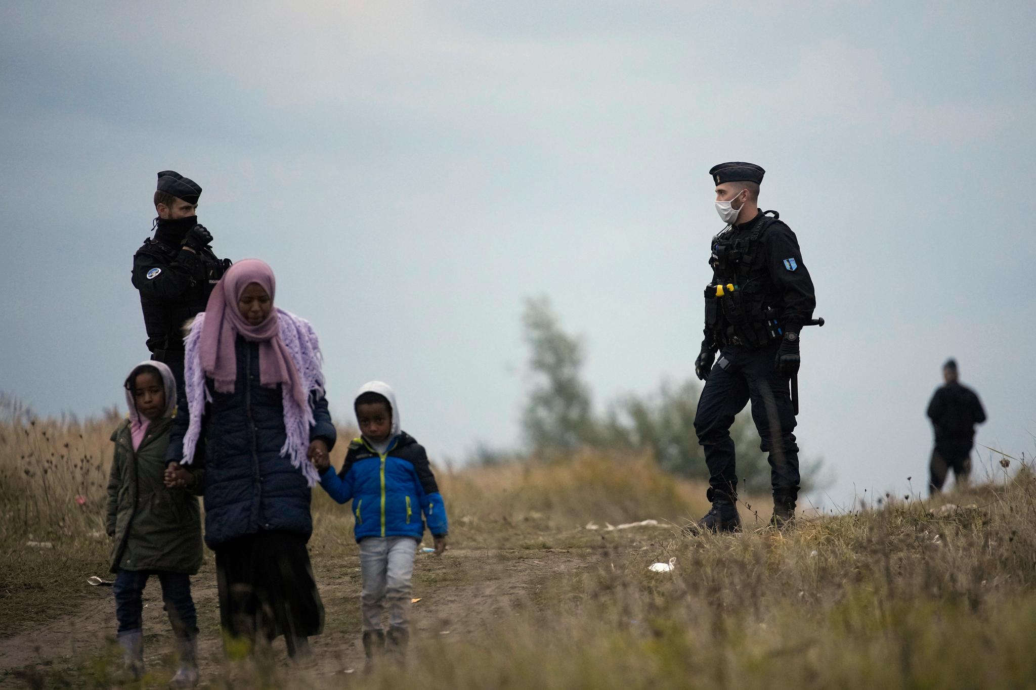 Franske politifolk patruljerer området rundt den tidligere migrantleiren kjent som «jungelen» i Calais nord i Frankrike. Tusenvis av mennesker forsøker hvert år å ta seg over Den engelske kanal til Storbritannia fra dette området. For mange ender det med døden. 