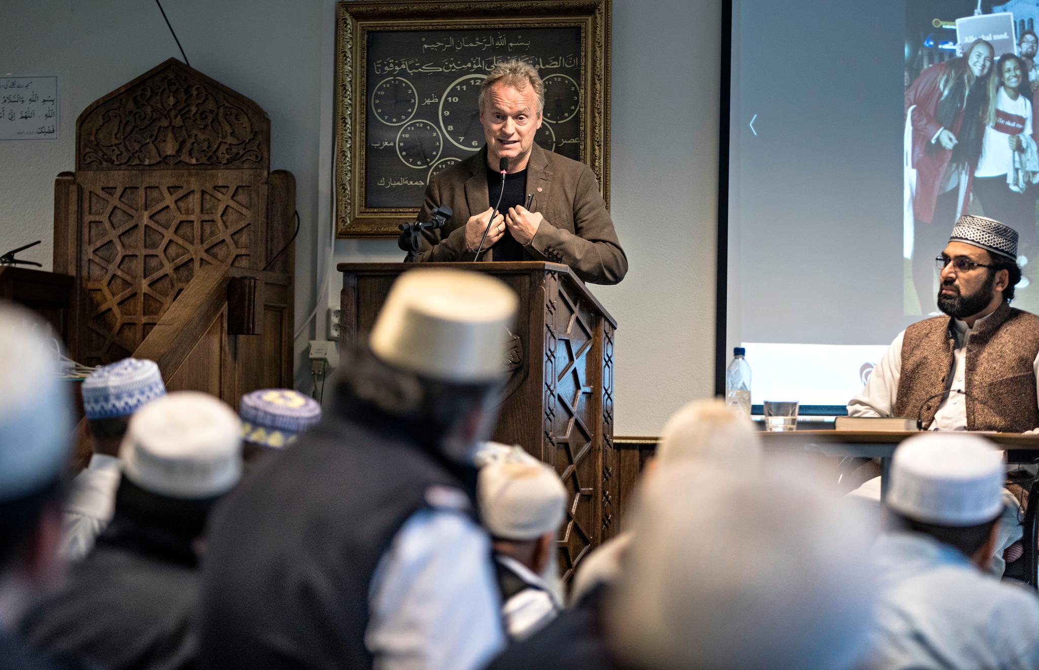 Raymond Johansen under et besøk i moskeen i Enebakkveien i Oslo under valgkampen i fjor høst.