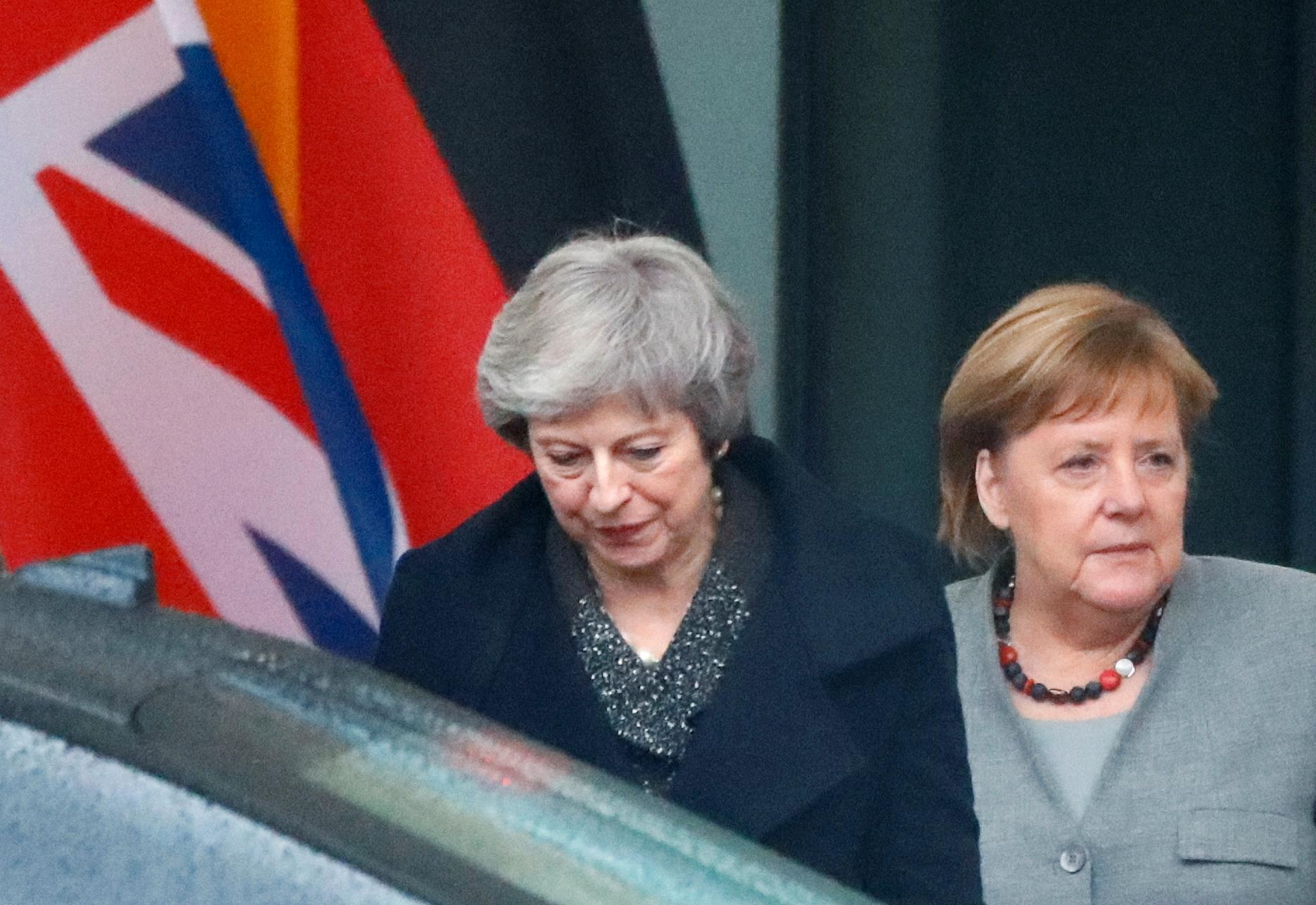 I løpet av tirsdagen har Theresa May møte med tre forskjellige statsledere i tre forskjellige land. Andre stopp på ruten var møte med Angela Merkel i Berlin. 