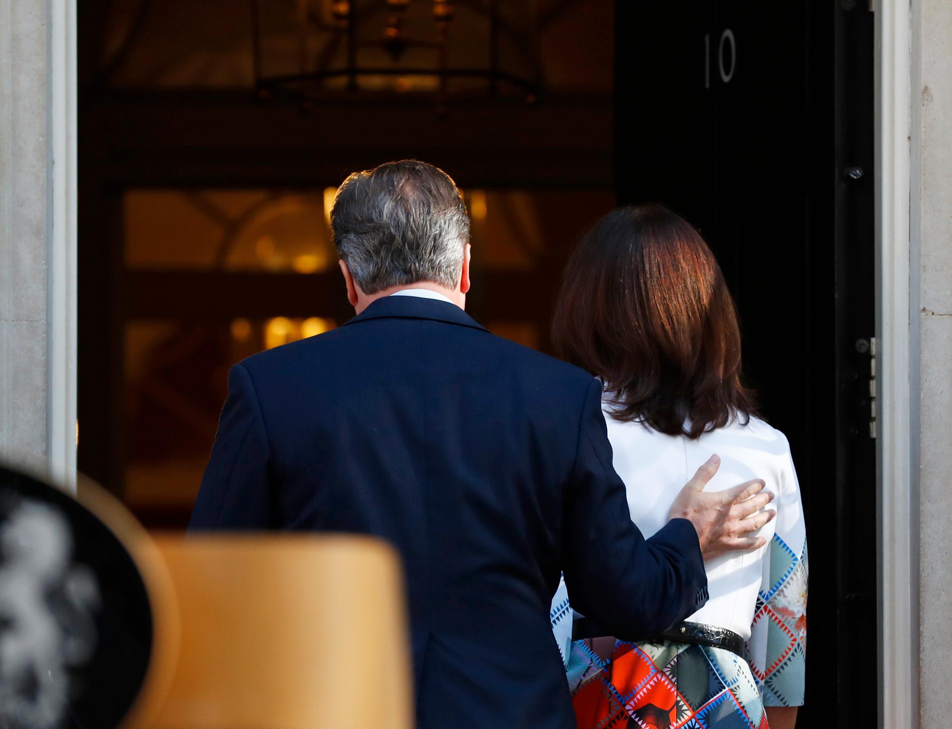 SPILTE HØYT: En resignert statsminister David Cameron går inn igjen i statsministerboligen 10 Downing Street sammen med sin kone Samantha etter å ha kunngjort at han trekker seg som følge av nederlaget i EU-avstemningen.