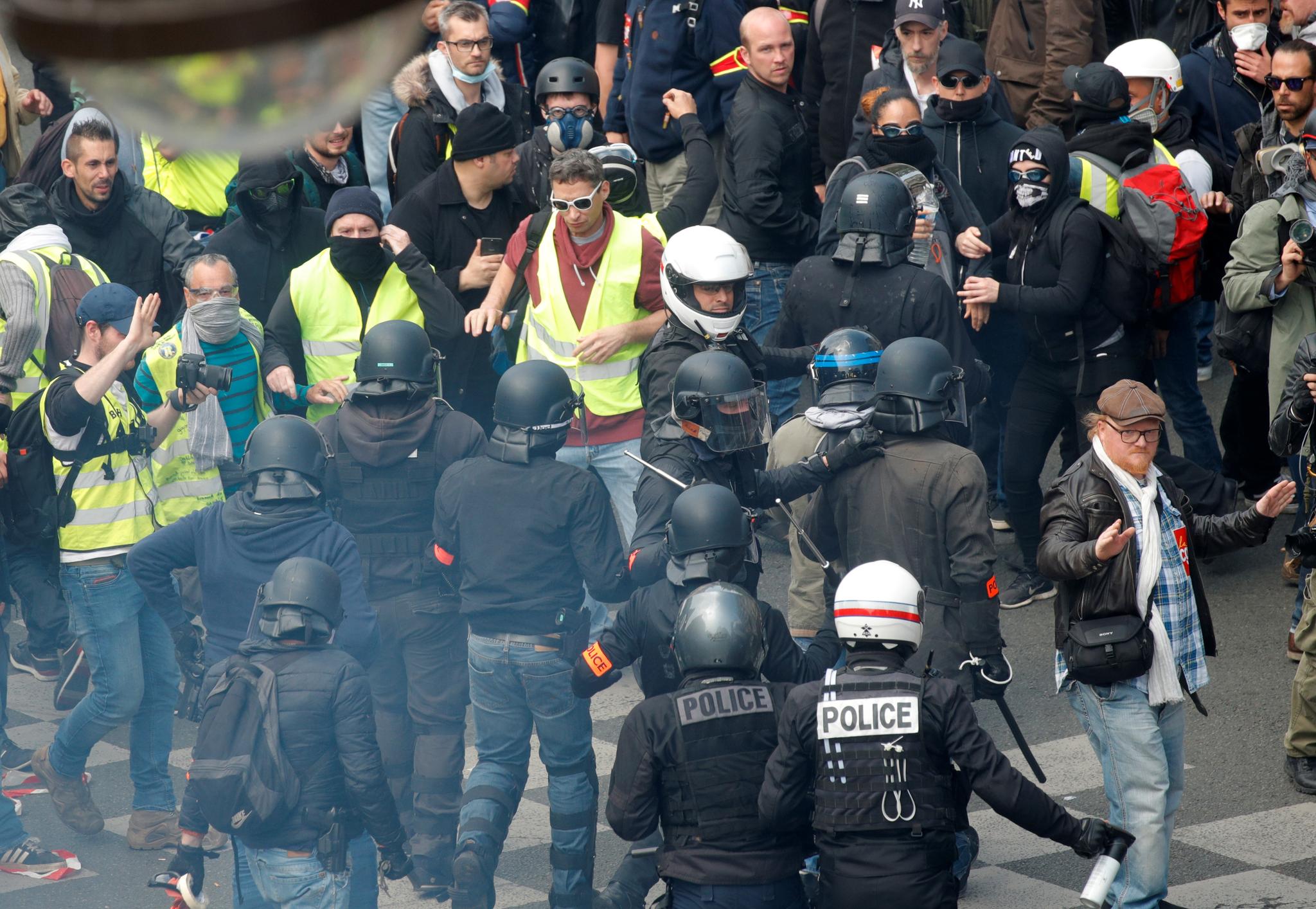 Det var store folkemengder og mange politifolk i gatene i Paris onsdag. 