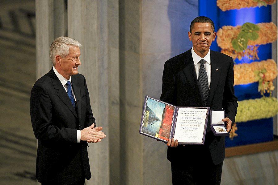 Nobelkomitéens leder Thorbjørn Jagland overrakte diplomet. (Foto: Cornelius Poppe / SCANPIX)
