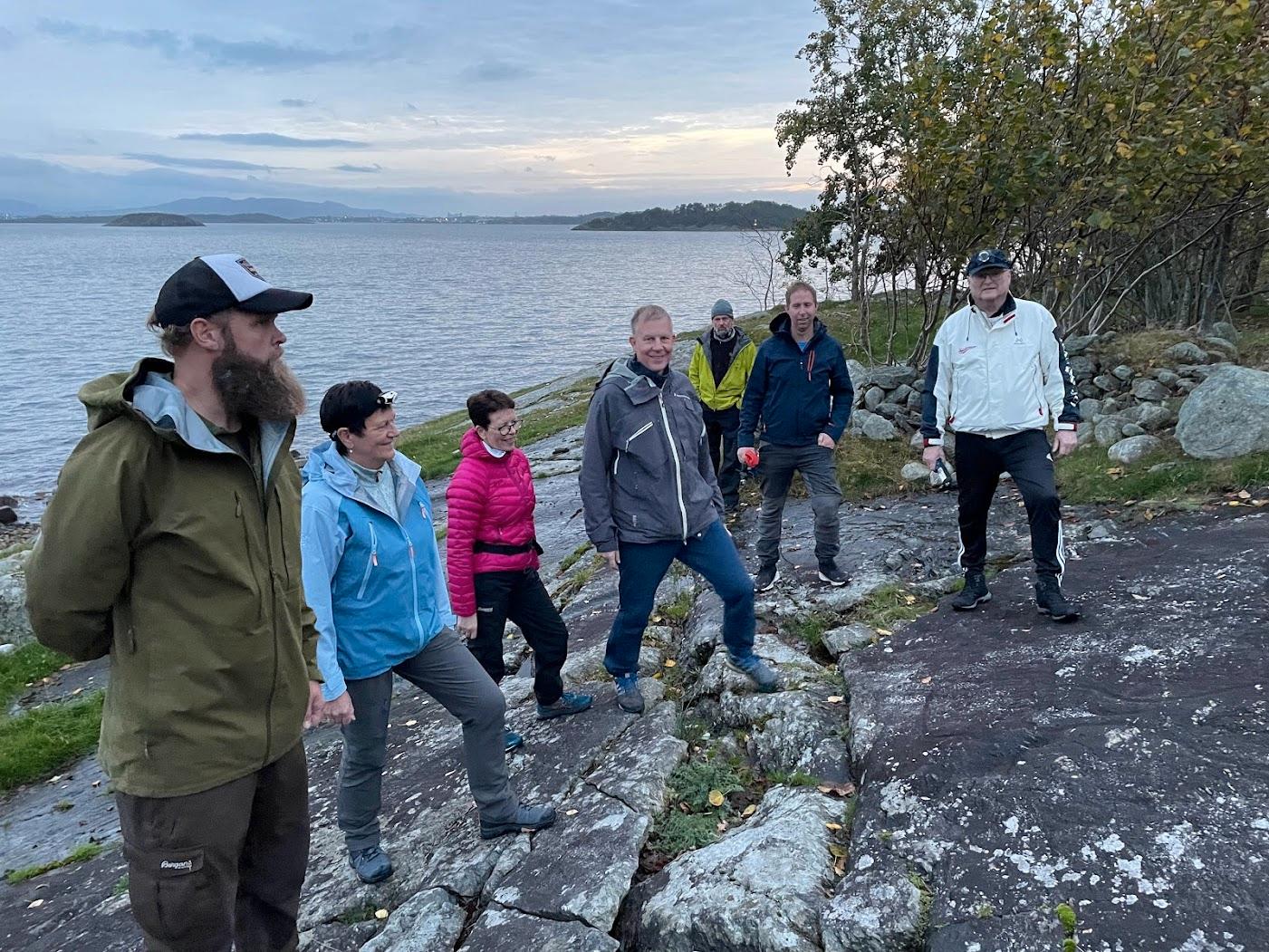 Frå fjorårets tur til helleristningane på Austre Åmøy, med guide Lars Inge Lunde til høgre.