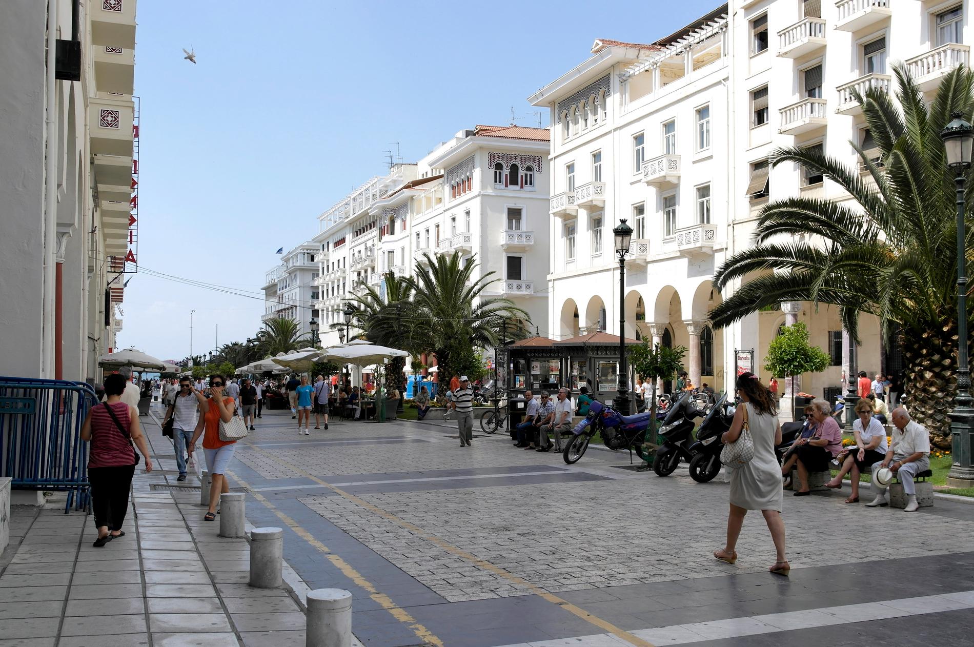 ADVARER: Forsirkingsbransjen advarer mot at turister kan bli frastjålet penger under ferien i Hellas. Bildet er fra Aristotelesplassen, et sentrum for kaféer og butikker, i byen Thessaloniki. 