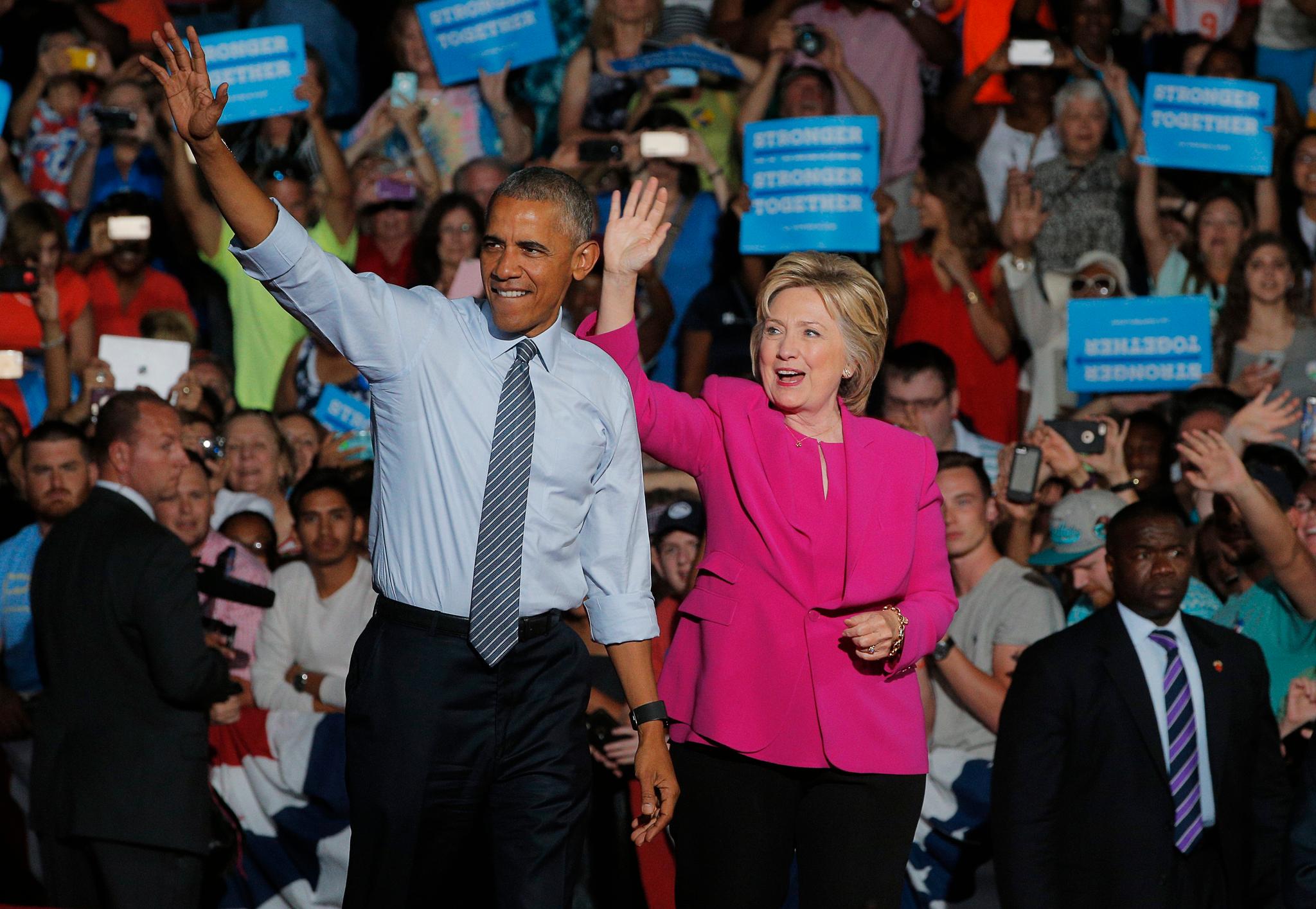 Hillary Clinton og president Barack Obama sammen under et valgkamparrangement tirsdag.
