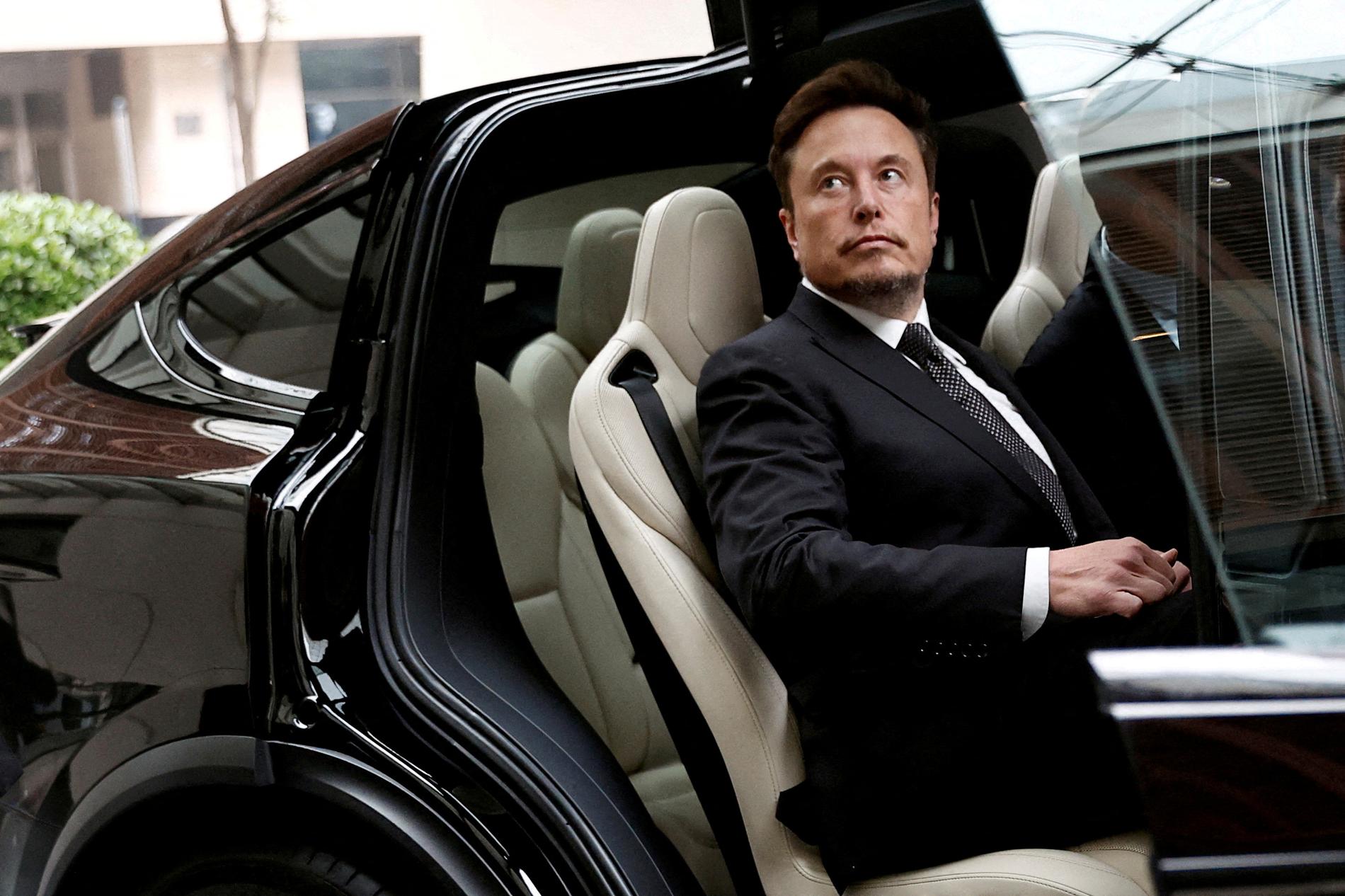 Tesla-sjef Elon Musk er nå nede på fjerdeplass over verdens rikeste etter aksjeraset i år, ifølge Bloombergs miliardærindeks.