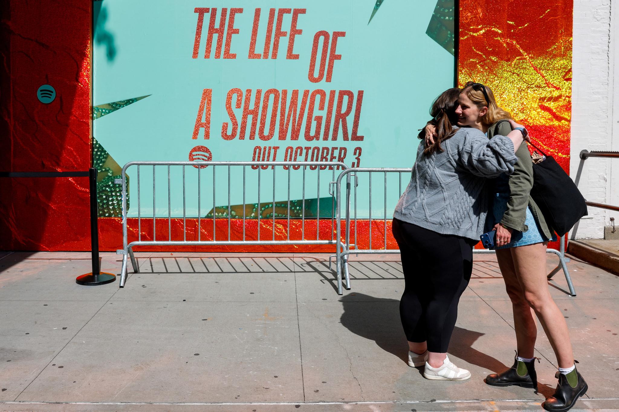 Hvem er aktuell med albumet «The Life of a Showgirl»?