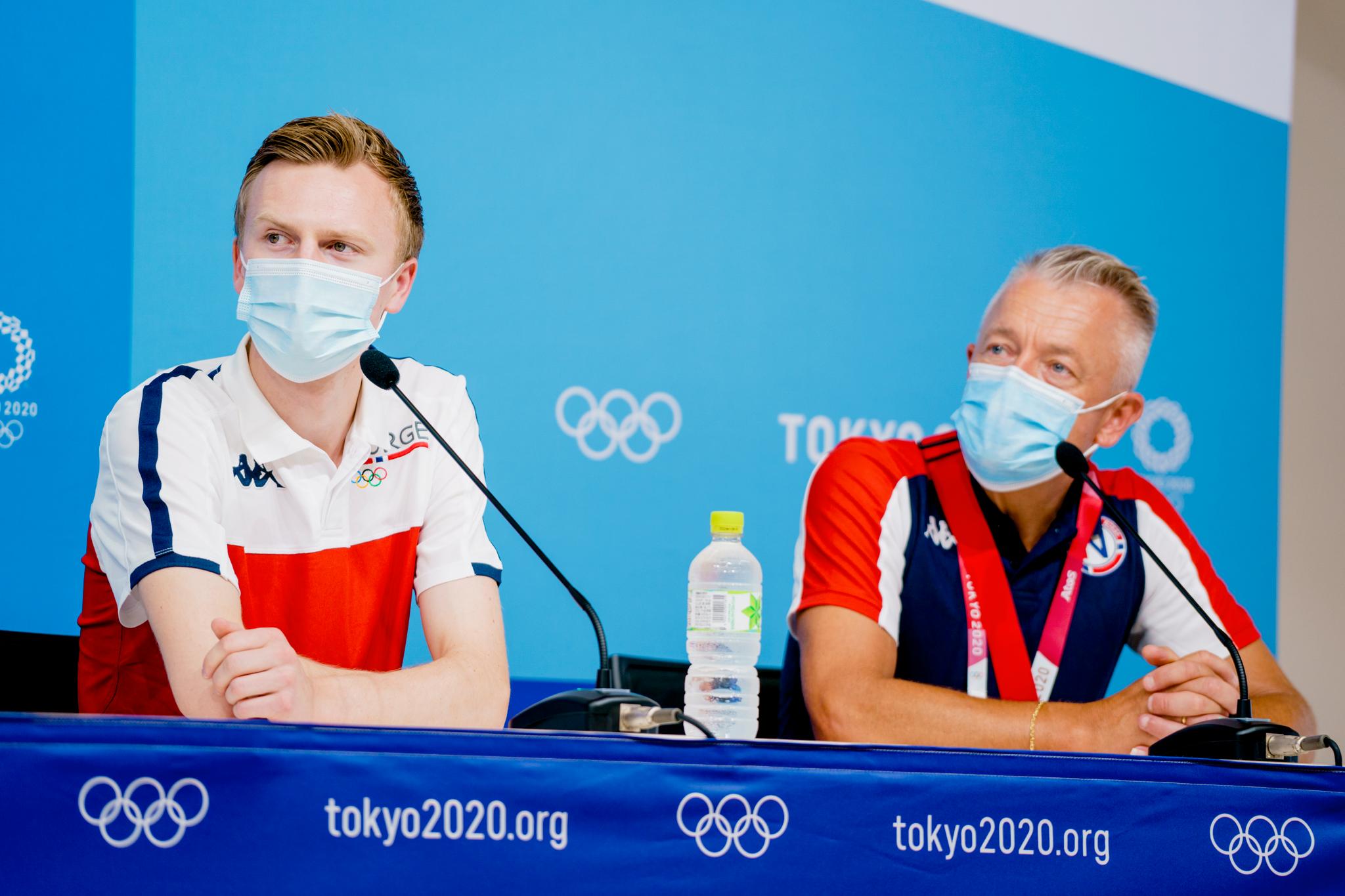 SAMARBEIDER: Narve Gilje Nordås og Gjert Ingebrigtsen under en pressekonferanse i deltagerlandsbyen i OL i Tokyo i august i fjor. 