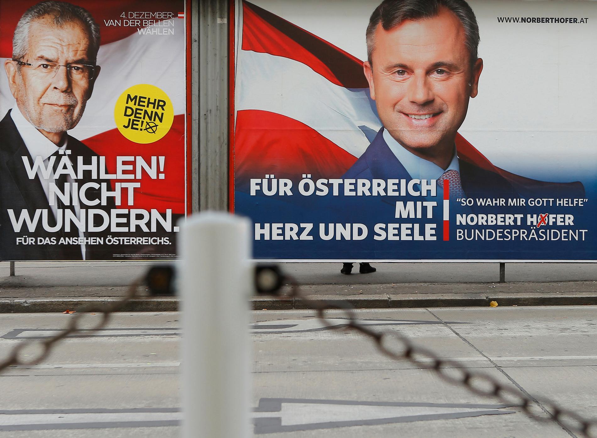 DUELL: Valgplakater pryder en gate i Wien. Til venstre Alexander Van der Bellen, som tidligere ledet De grønne. Han har valgoppropet: «Stem! Ikke bli overrasket!». Til høyre Norbert Hofer fra FPÖ, som bruker slagordet «For Østerrike med hjerte og sjel».