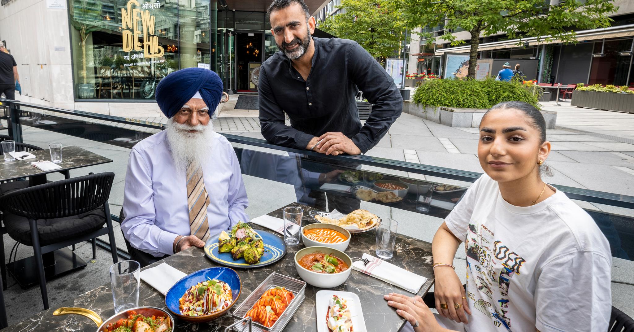 I dag ligger den største restauranten på Tjuvholmen. Nylig begynte også tredje generasjon å jobbe der: 19 år gamle Prableen er barnebarnet til kjøkken-pionér Gurdial Singh. I midten: Daglig leder Baljit Singh. 
