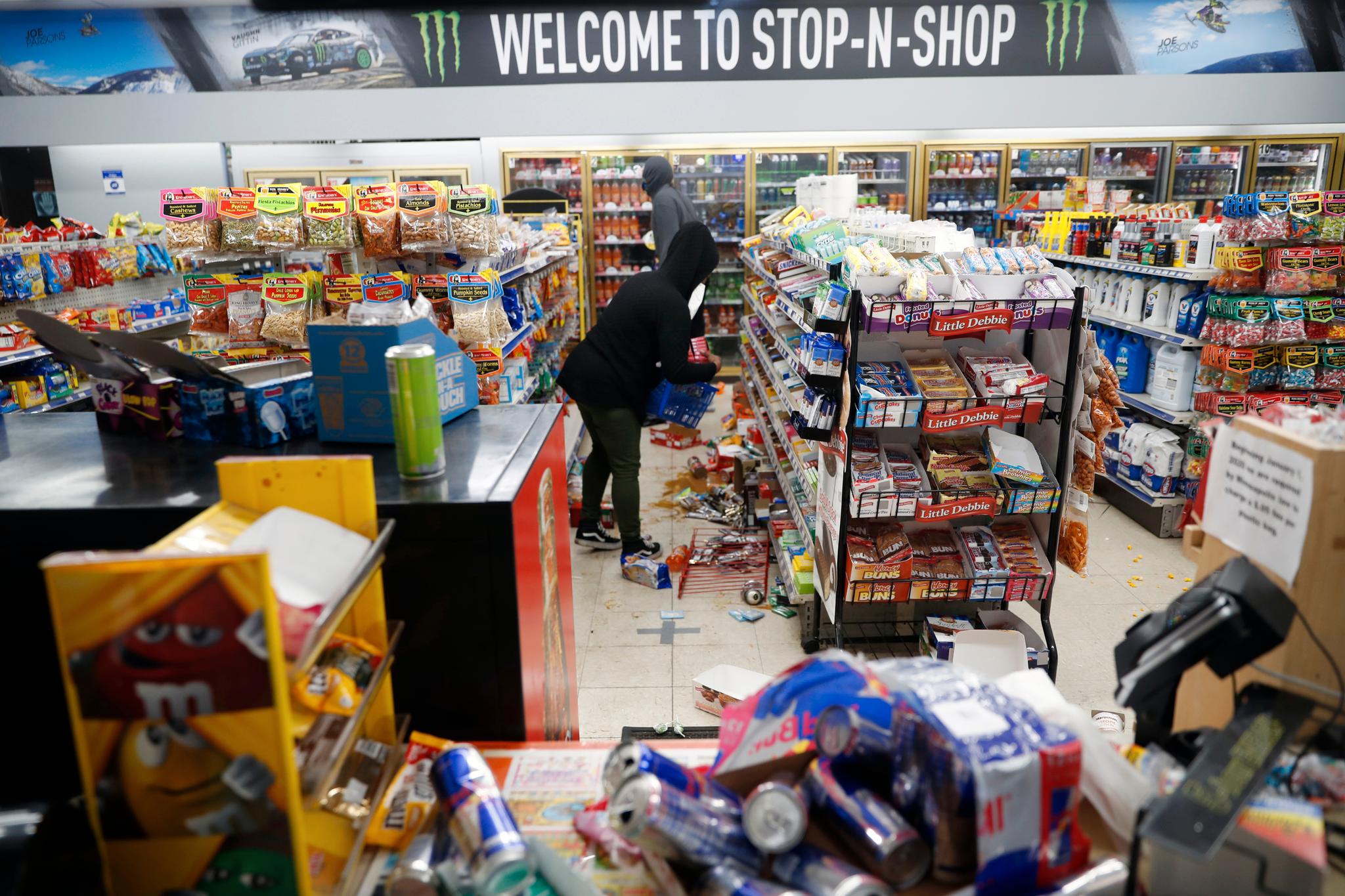 En dagligvarebutikk blir plyndret i forbindelse med demonstrasjonene i Minneapolis fredag. 