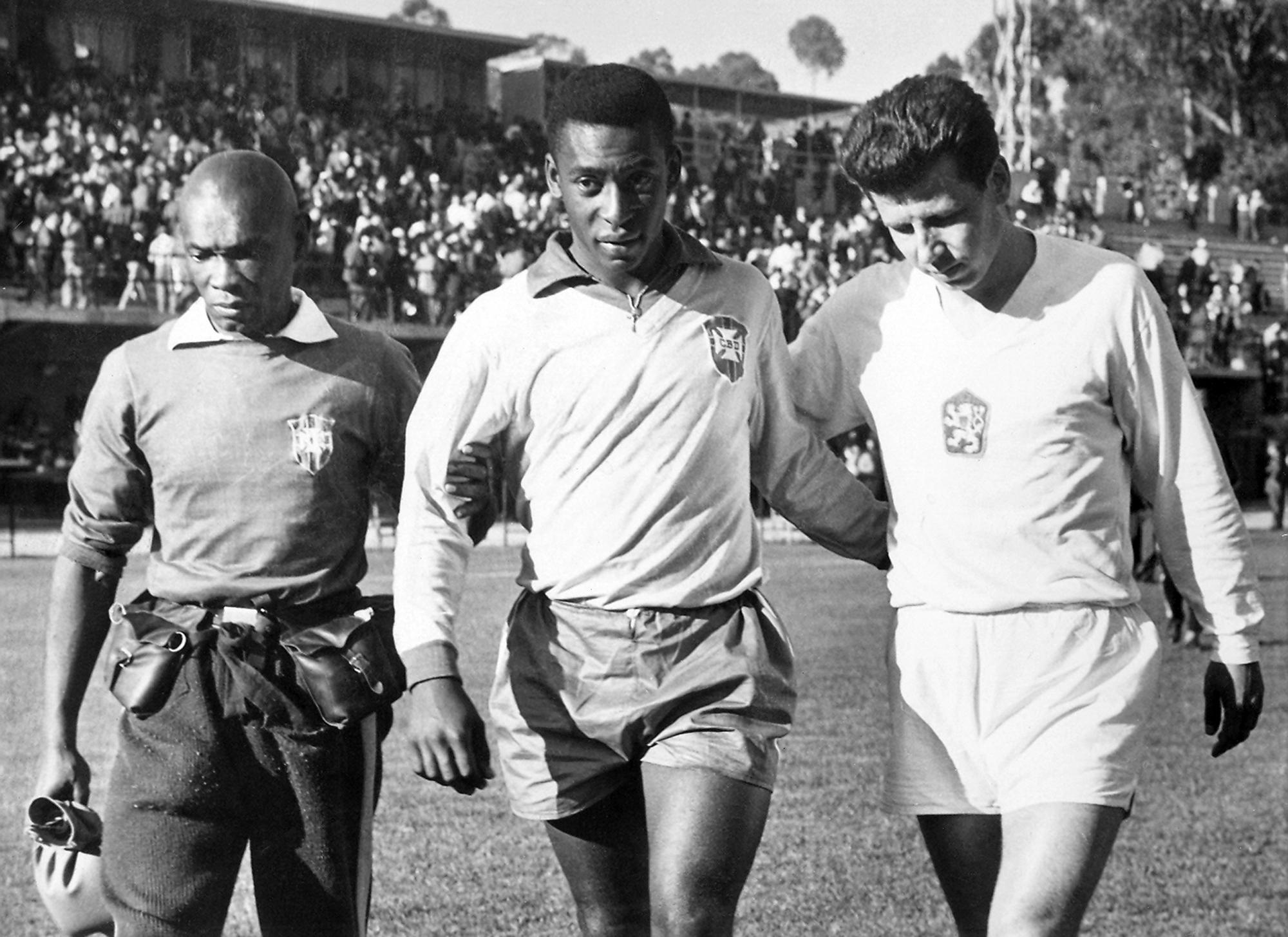 GULL MED SKADE: Pelè med trener Mario Americo (til venstre) og den tsjekkiske spilleren Josef Masopust i 1962.