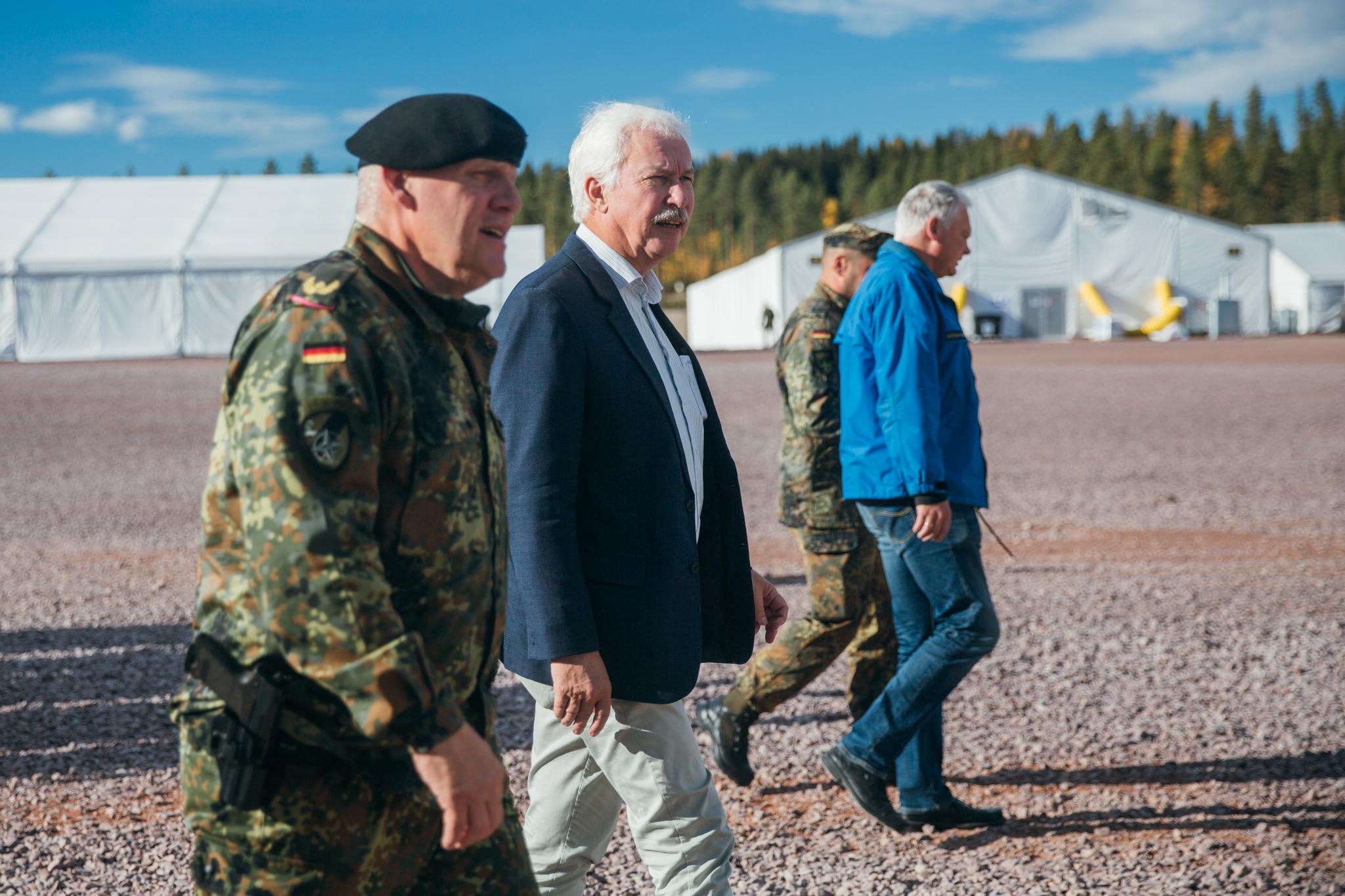 Ordfører Ole Gustav Narud fra Åmot kommune besøker Rødsmoen skytefelt der over 5000 tyske soldater skal bo under Trident Juncture 2018.