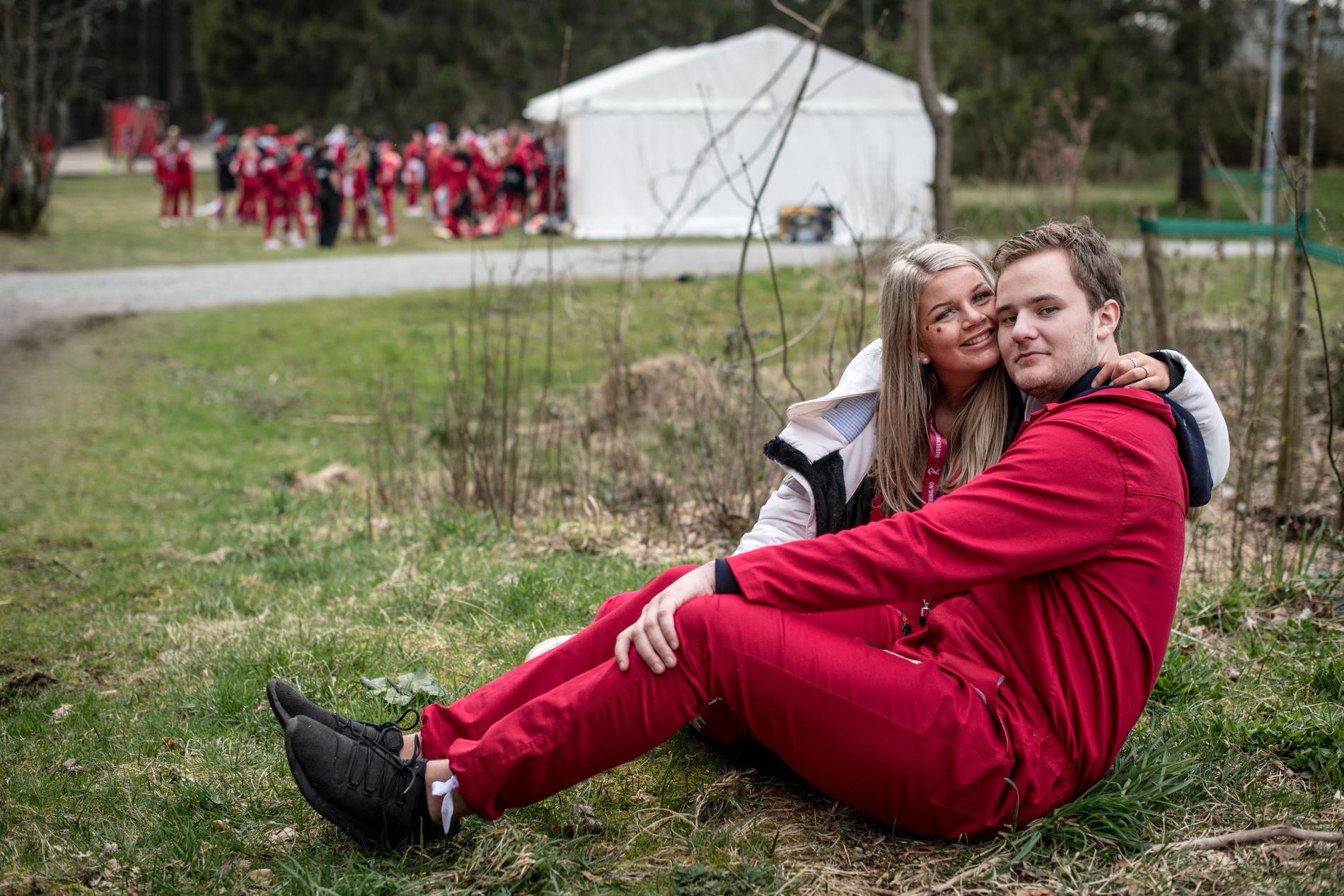 Hedda Sølvberg og Bjørnar Salvesen tar seg en pause fra festlighetene i teltet. 