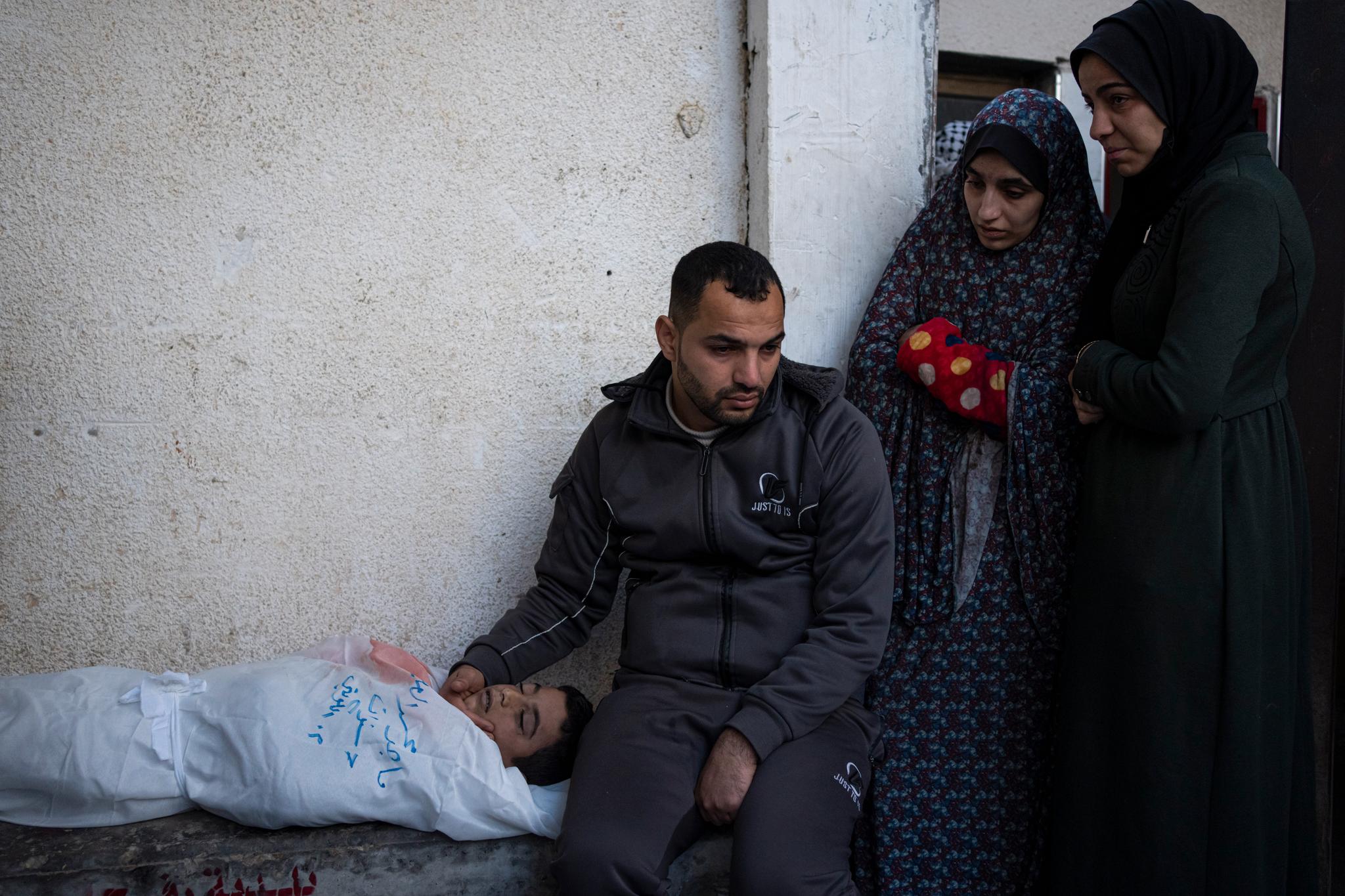 En familie sørger over et barn drept i et israelsk angrep mandag. 