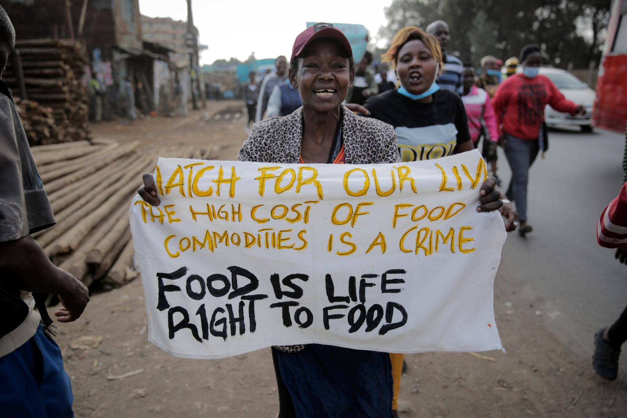 En kvinne i Kenya demonstrerer mot økt inflasjon og levekostnader i landet. Ifølge ekspertene kan ikke den globale prisøkningen forklares med invasjonen i Ukraina alene. 