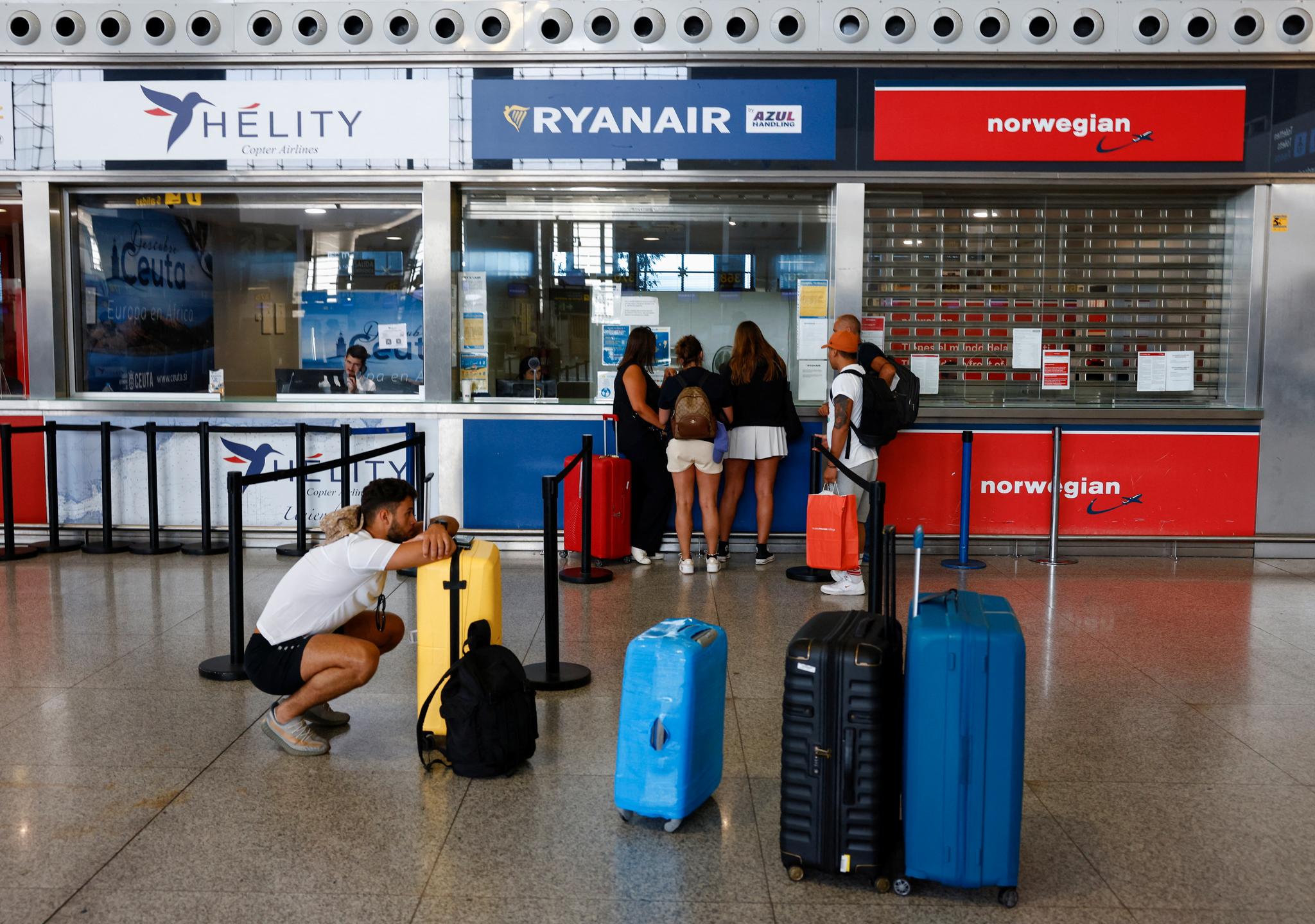 Flypassasjerer venter i avgangshallen på flyplassen i Malaga, Spania. Kabinpersonellet i Ryanair streiket her fredag. 