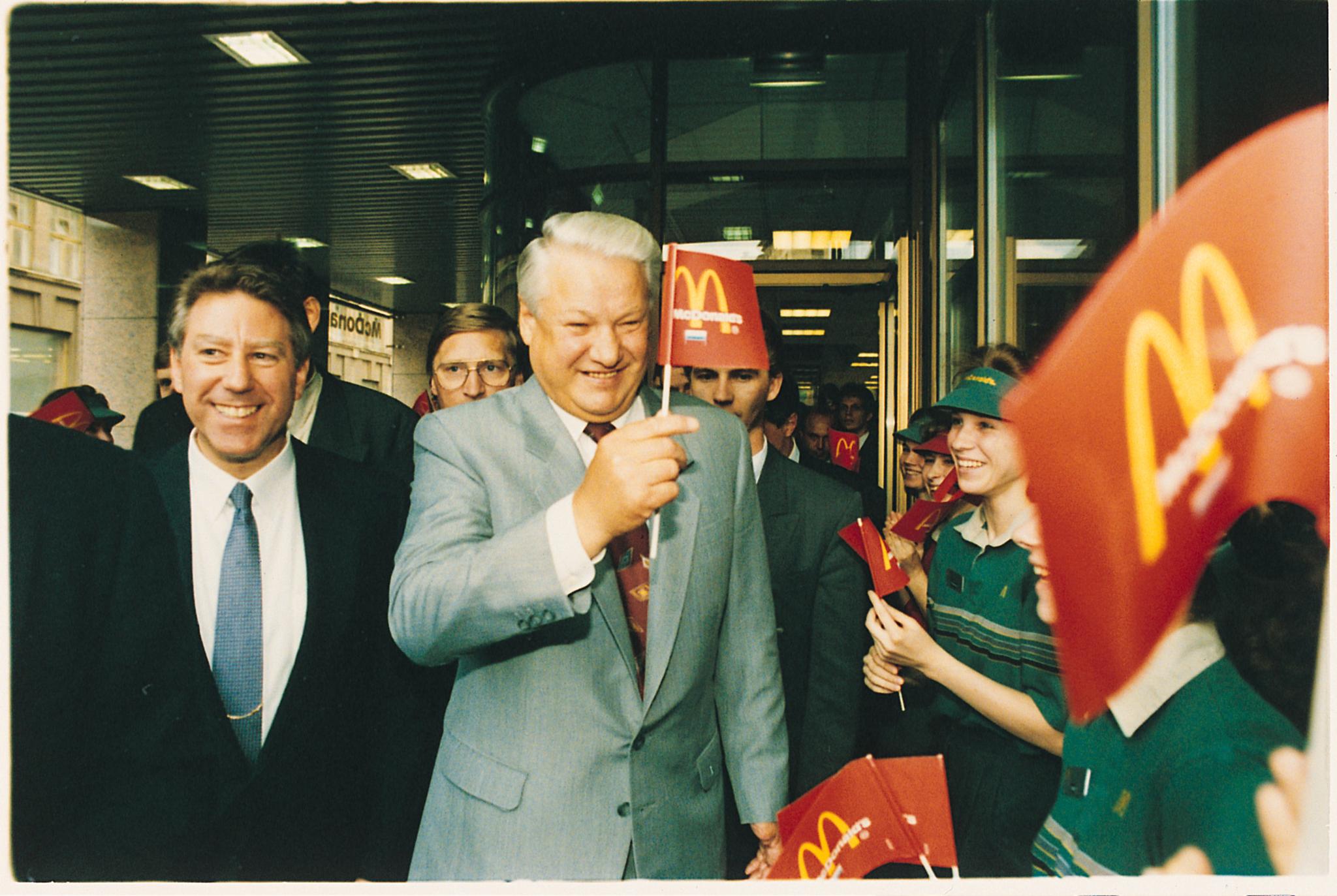 1993: Daværende president Boris Jeltsin åpner McDonalds restaurant nr. 2 i Moskva.