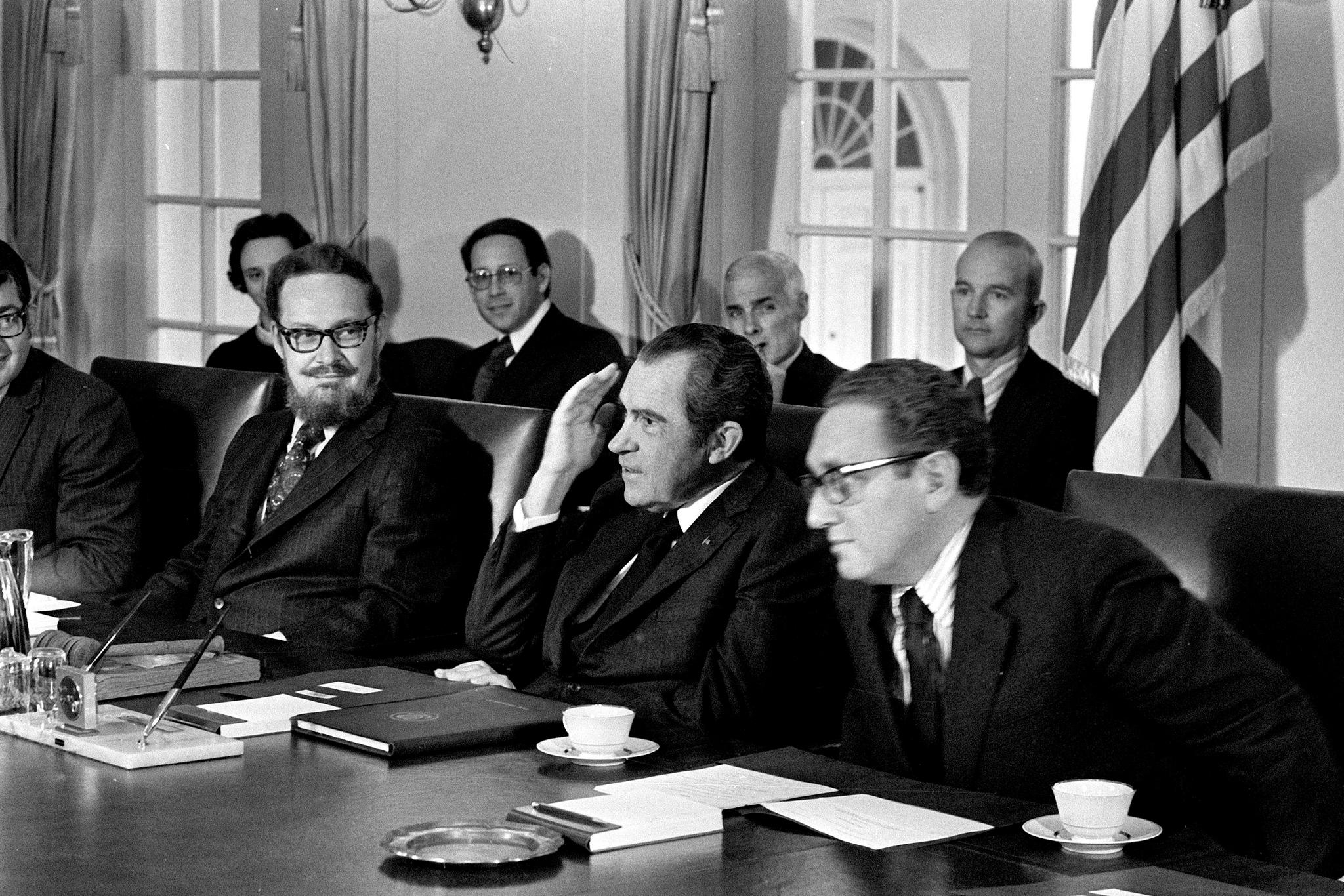 Robert Bork (til venstre) var mannen som gikk med på å sparke spesialetterforsker Archibald Cox på vegne av president Nixon (i midten) etter at justisministeren og hans nummer to nektet å gjøre det i 1973.