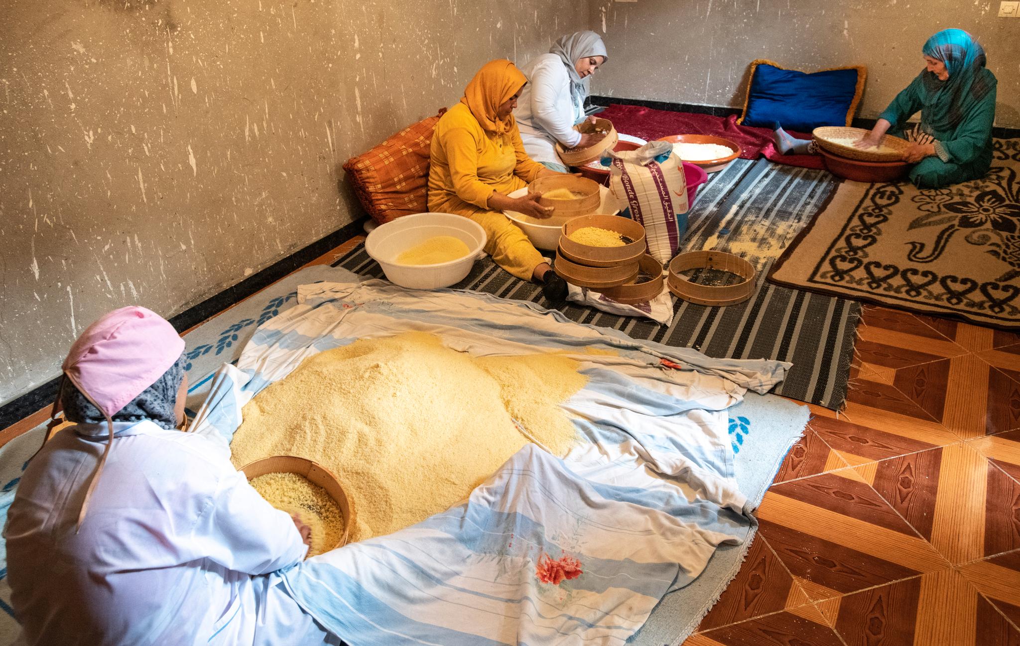 Kvinner i samvirket Tradi Bio Malika i Beni-Mella, Marokko, siktar tradisjonell gul couscous frå nye kornsortar.