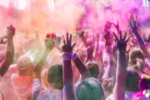 Skaff deg fargepulver hvis du vil livne opp en festivalkonsert. Bare sørg for at ingen i nærheten kan bli gruelig irriterte hvis deres hvite merkeklær plutselig blir rosa.