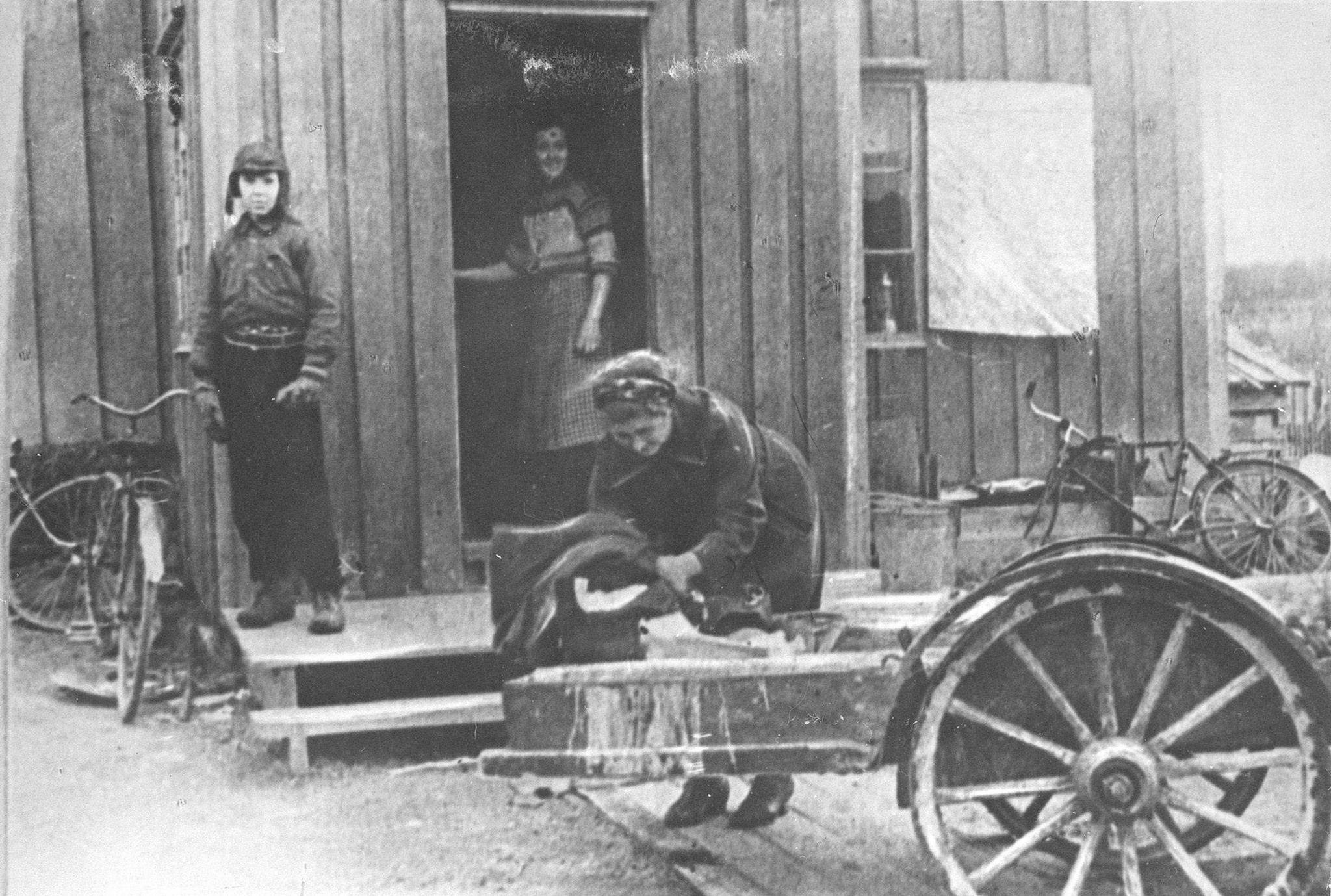 Nordmenn vender hjem etter at den sovjetiske hær har fordrevet de tyske okkupasjonsstyrkene. 