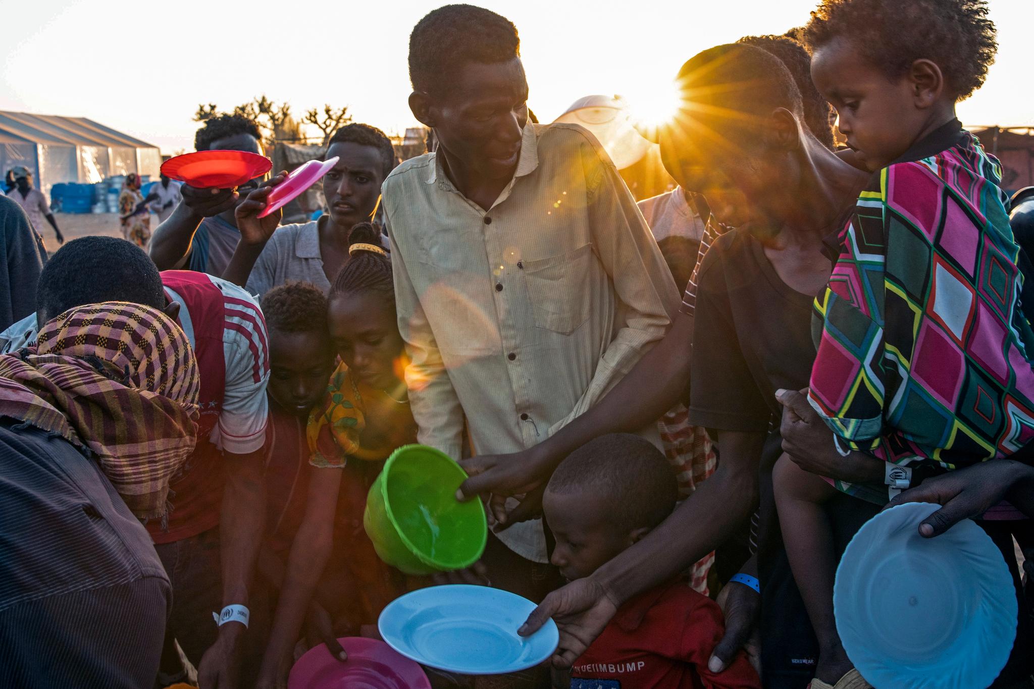 Flyktninger venter på å få utdelt risrasjoner i en leir i Øst-Sudan 23. november. 