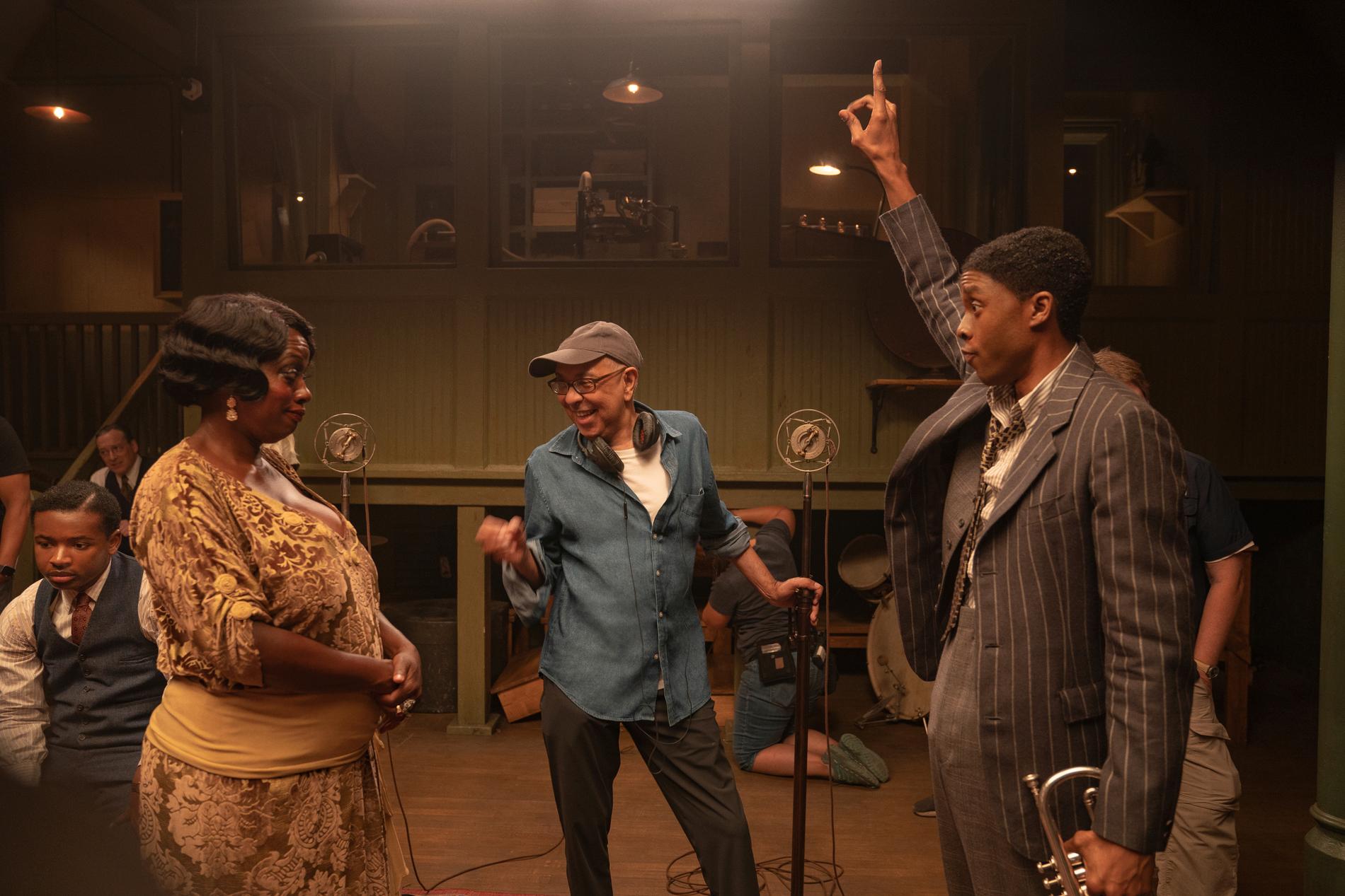 Regissør George C. Wolfe instruerer Viola Davis som Ma Rainey og Chadwick Boseman som hennes egensindige trompetist Levee i den desemberklare Netflix-filmen «Ma Rainey's Black Bottom». Traileren er nå ute. 