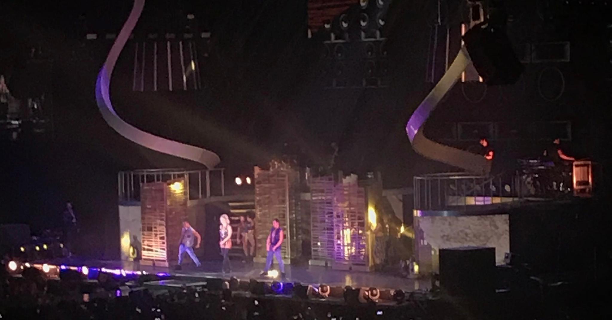 Langt der nede på scenen i Telenor Arena står Britney Spears. Det ble et skuffende show med henne på besøk.