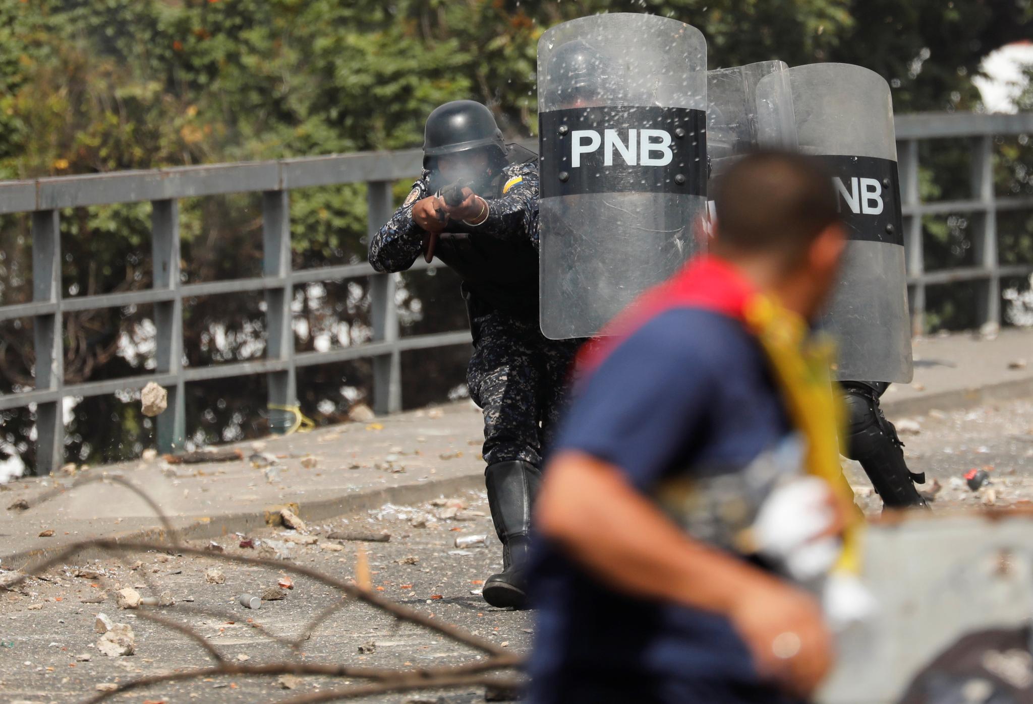 Politiet skyter mot demonstrantene med gummikuler og tåregass.