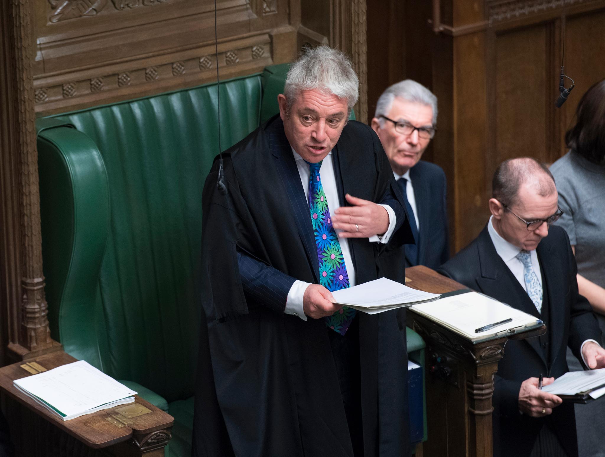 John Bercow (foran) er speaker i Underhuset, tilsvarende stortingspresident i Norge. Han får en viktig rolle når parlamentarikerne tirsdag skal stemme over alternative veier videre for brexit.