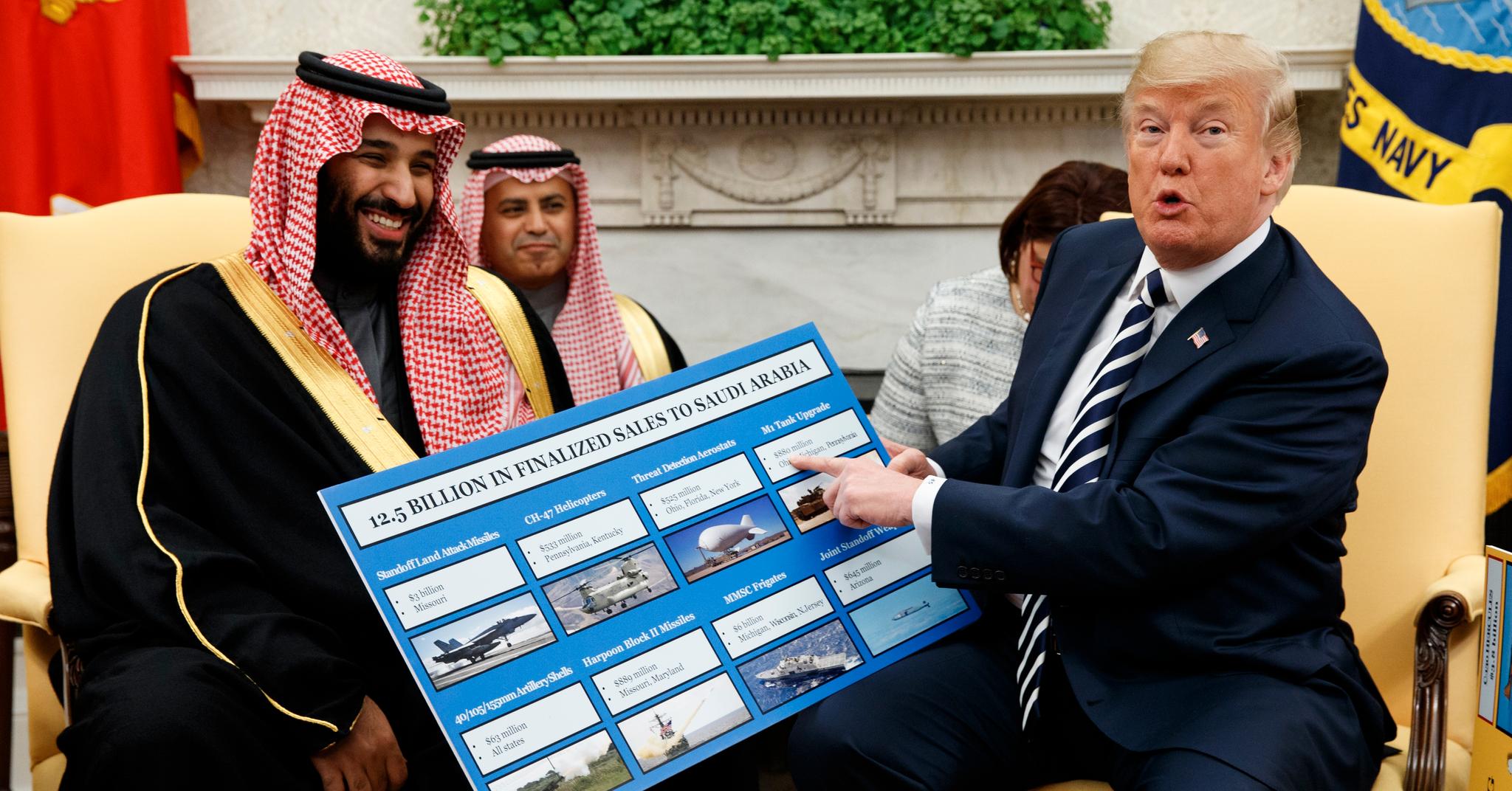 Donald Trump har feiret et mulig våpensalg til Saudi-Arabia for opptil 900 milliarder kroner som en stor seier. Det vil være dumt å overlate til noen andre å selge de våpnene, mener Trump.