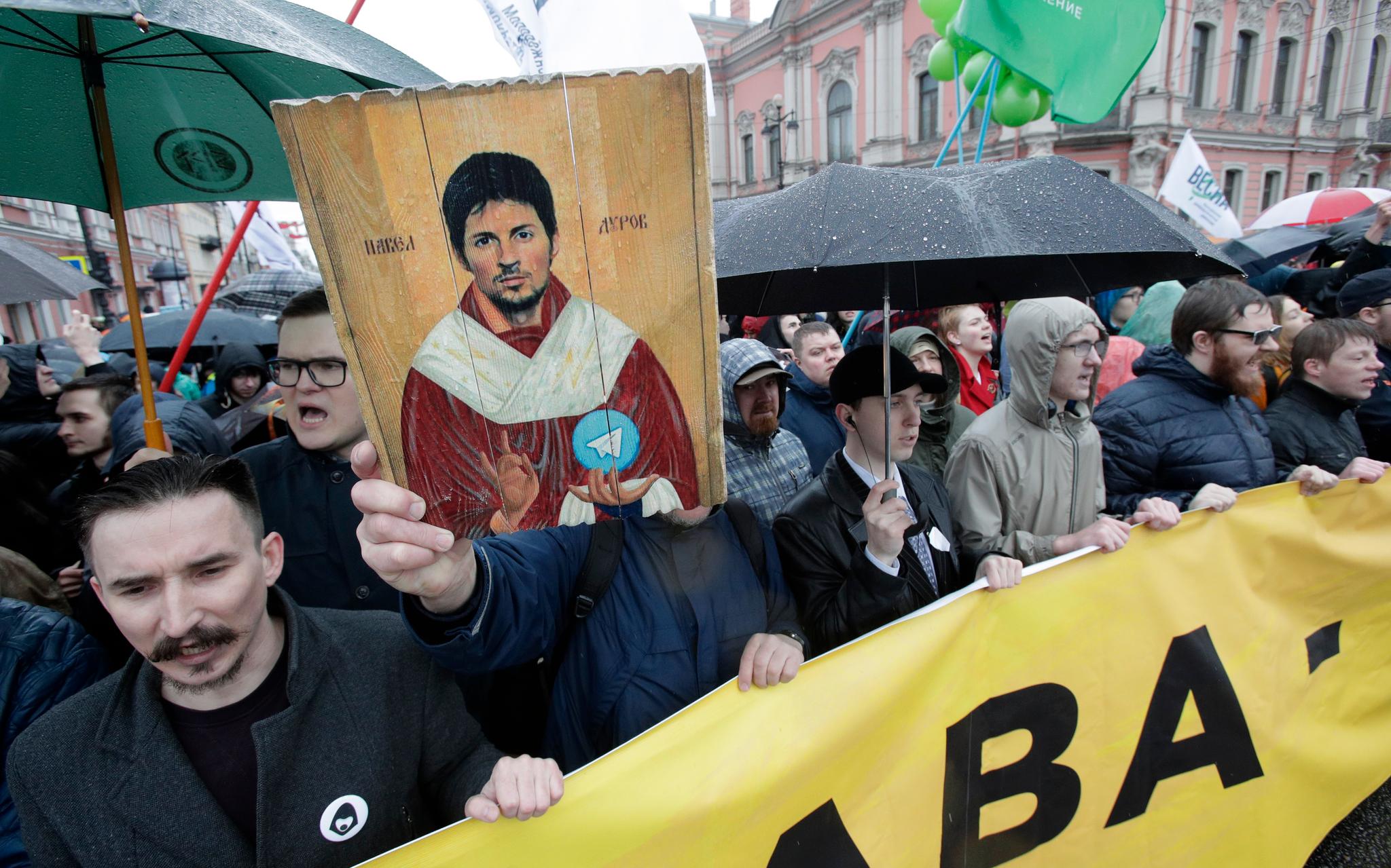 Pavel Durov er mannen bak meldingstjenesten Telegram. Da tjenesten ble truet med å bli blokkert i Russland i mai 2018, førte det til protester i gatene i St. Petersburg. Noen av demonstrantene holdt opp et portrett av Durov der han fremstilles som et ikon.