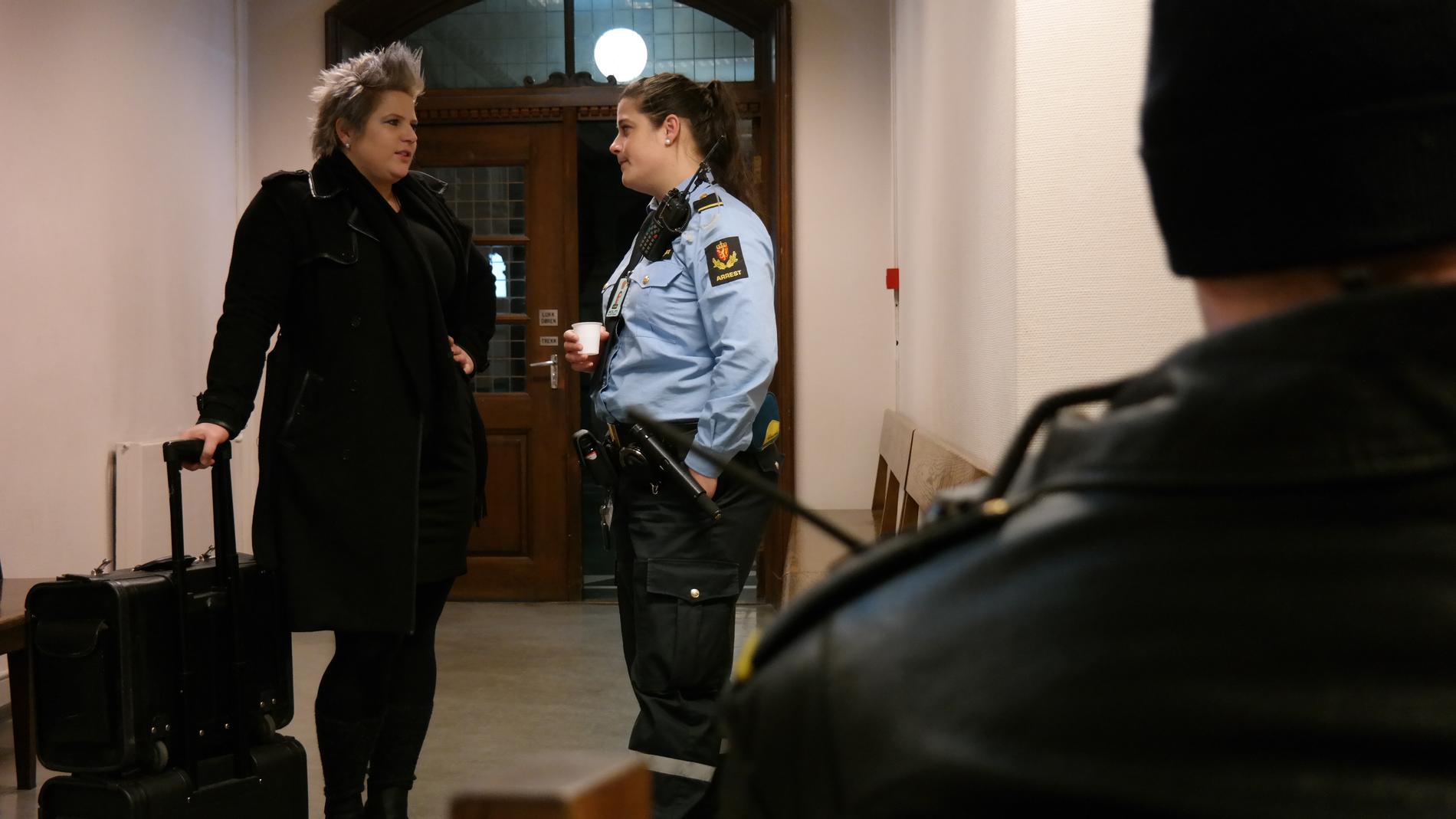 AKTOR: Politiadvokat Line Skjengen på tinghuset i Bergen for å refengsle 36-åringen torsdag. Her er hun i samtale med en av de to arrestforvarerne som fulgte mannen til rettsmøtet. I forgrunnen sitter den andre arrestforvareren.