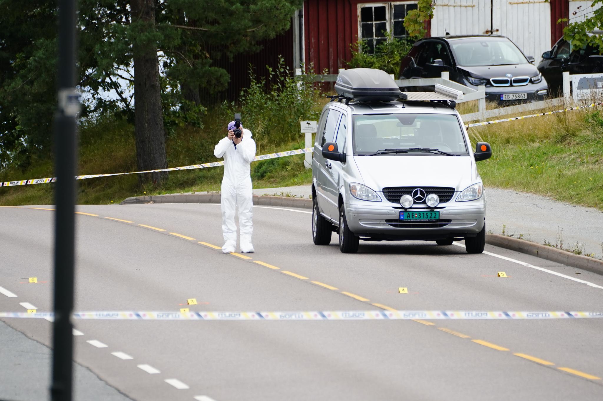 En mann ble skutt og drept av politiet på Valaskjold, Sarpsborg lørdag morgen. Her er krimteknikere ved stedet. 
