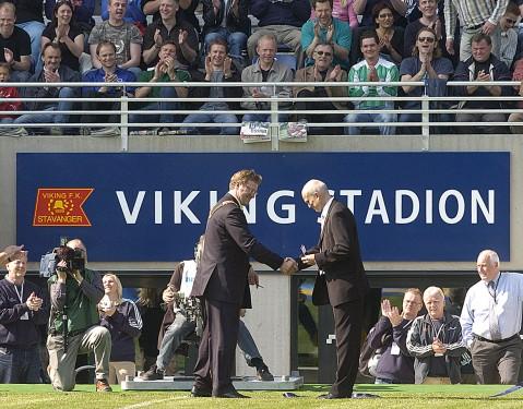 Fra den offisielle åpningen av Viking Stadion. Ordfører Leif Johan Sevland (t.v.) og Vikings styreleder Ole Rugland gratulerte hverandre med Vikings nye stadion.
