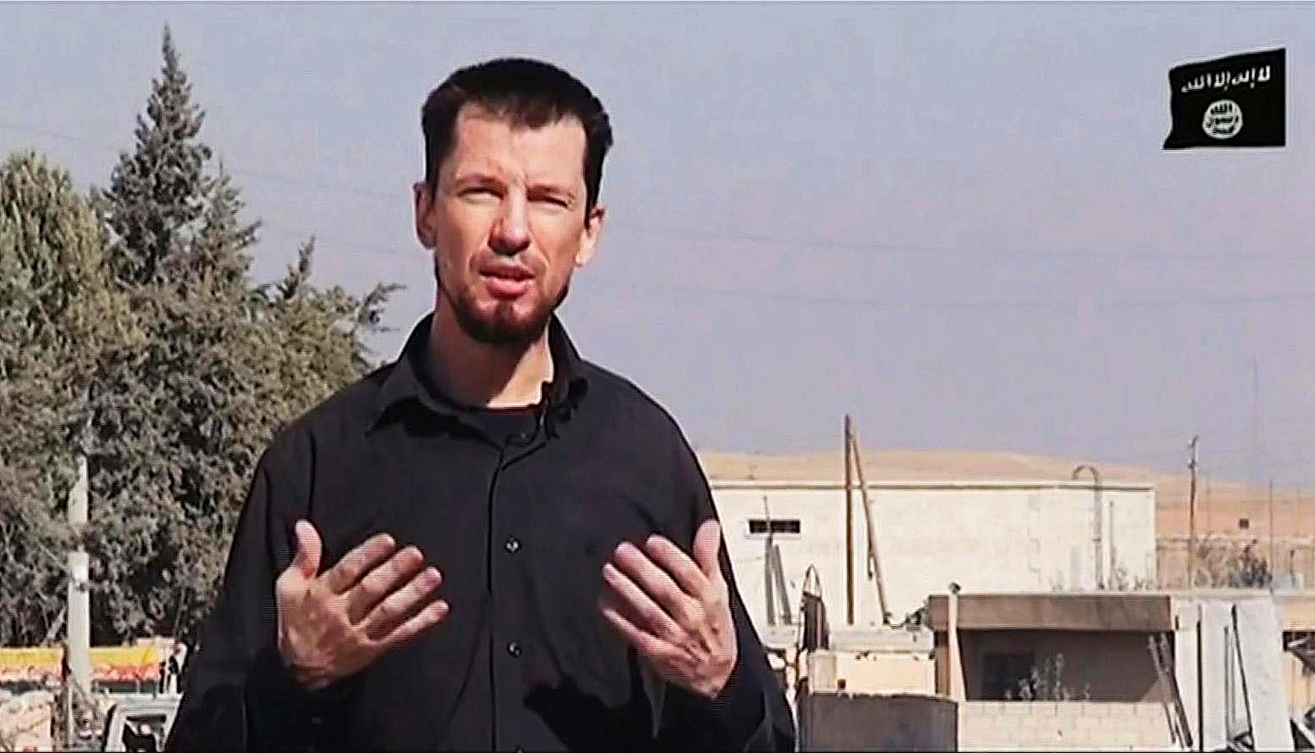 Britiske John Cantlie ble kidnappet i Syria i 2012 og har siden figurert i en rekke nyhetsreportasjelignende PR-innslag fra IS.