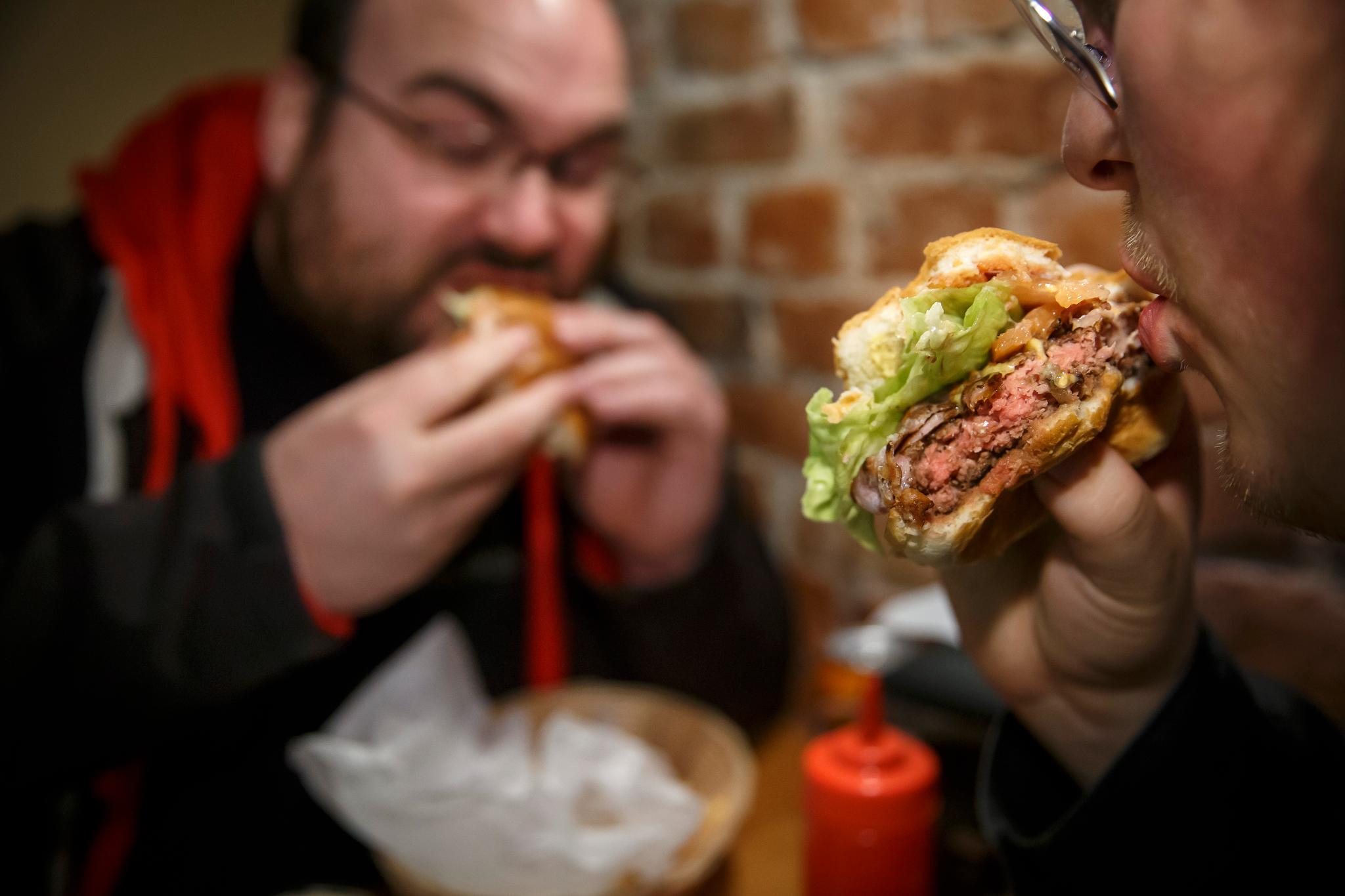 Å spise hamburgere og andre bearbeidede kjøttprodukter og rødt kjøtt kan føre til kreft i tarmen, ifølge Verdens helseorganisasjon (WHO). 