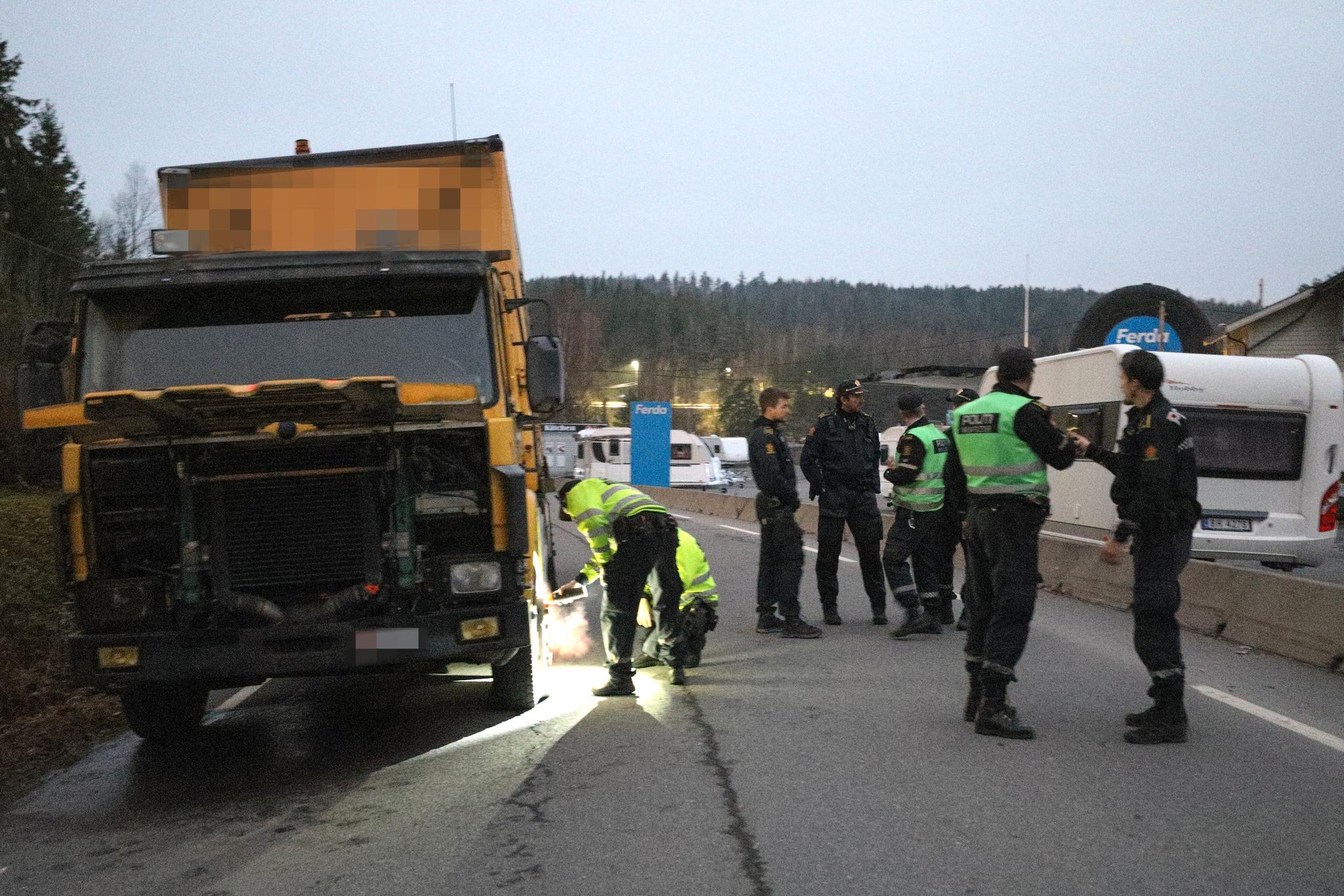 Lastebilens ferd stanset like ved «Hjulet» på Gamle Mosseveien nord for Tusenfryd og Vinterbro. 
