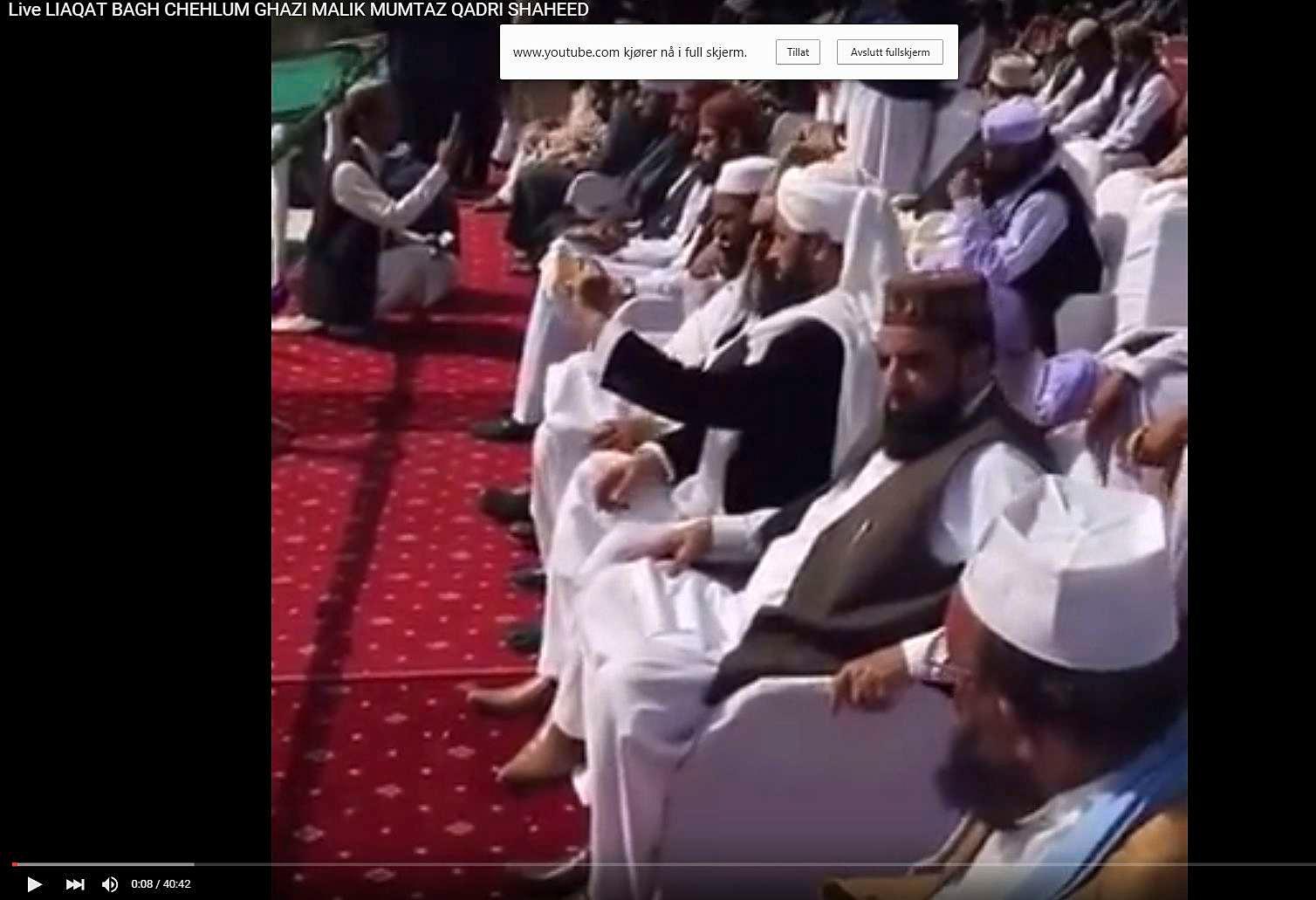 Imam Nehmat Ali Shah sitter på første rad ( i brun vest over hvit kjortel) snart blir han kalt opp til talerstolen (midterste bilde) hvor han holder en engasjert appell til de tusenvis som er kommet for å hylle den drapsdømte Mumtaz Qadri. Så går han tilbake til plassen sin.