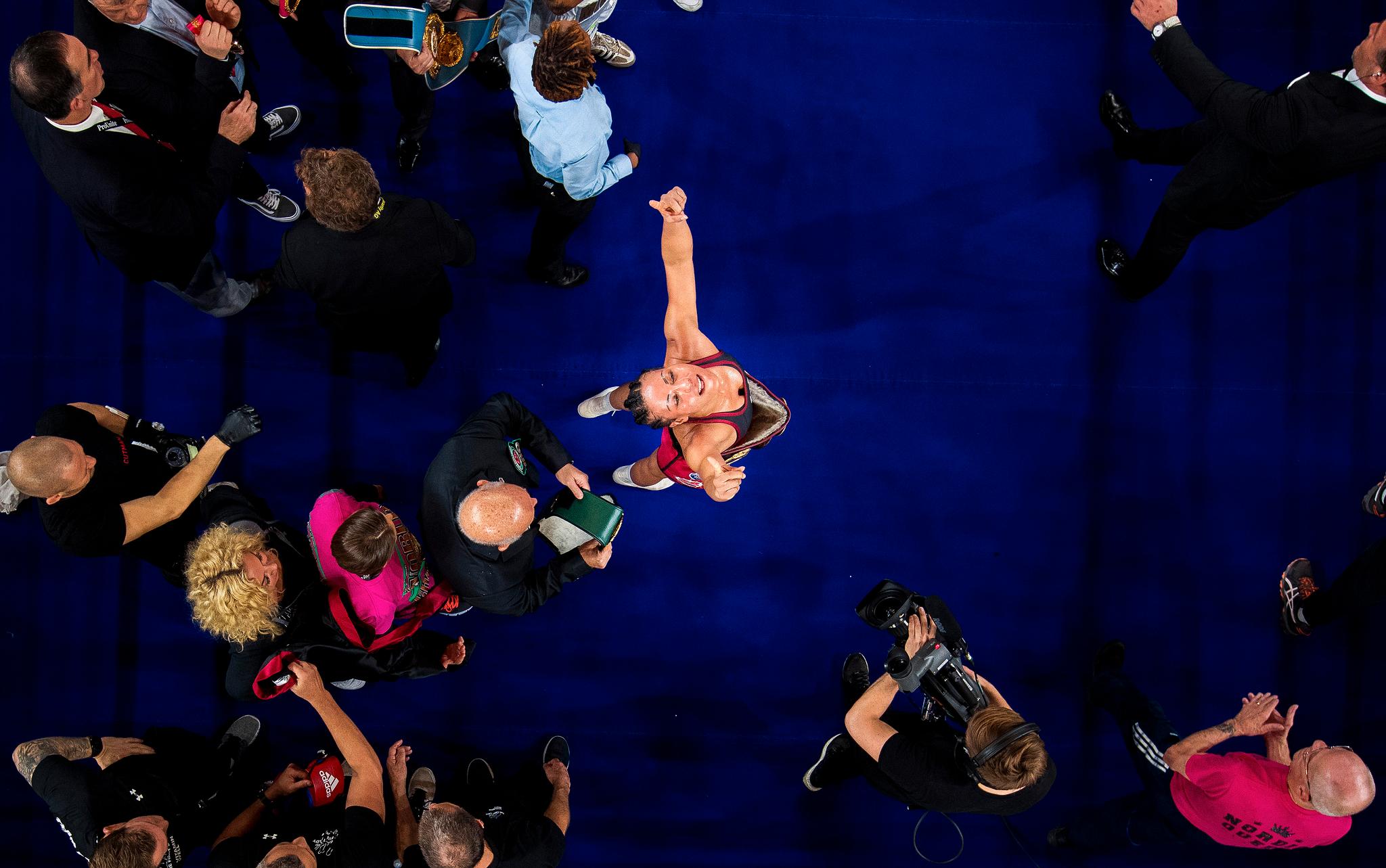 21. oktober: Cecilia Brækhus strekker armene i været, lukker øynene og nyter øyeblikket etter at hun har slått Mikaela Laurén på teknisk knockout. Hun er ubeseiret i 32 strake proffkamper. 