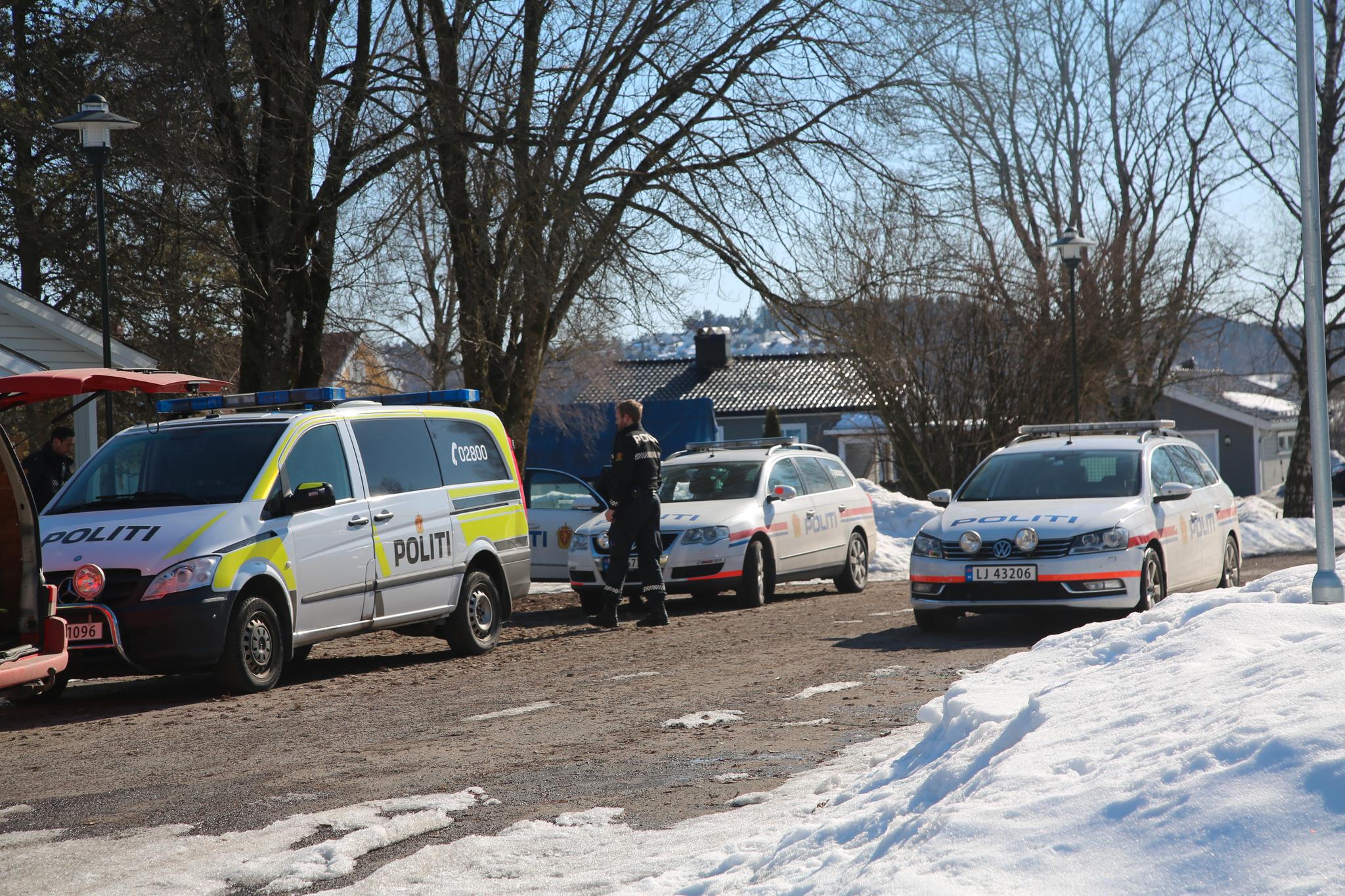 En ambulanse og seks politibiler deltok i den væpnede aksjonen. 