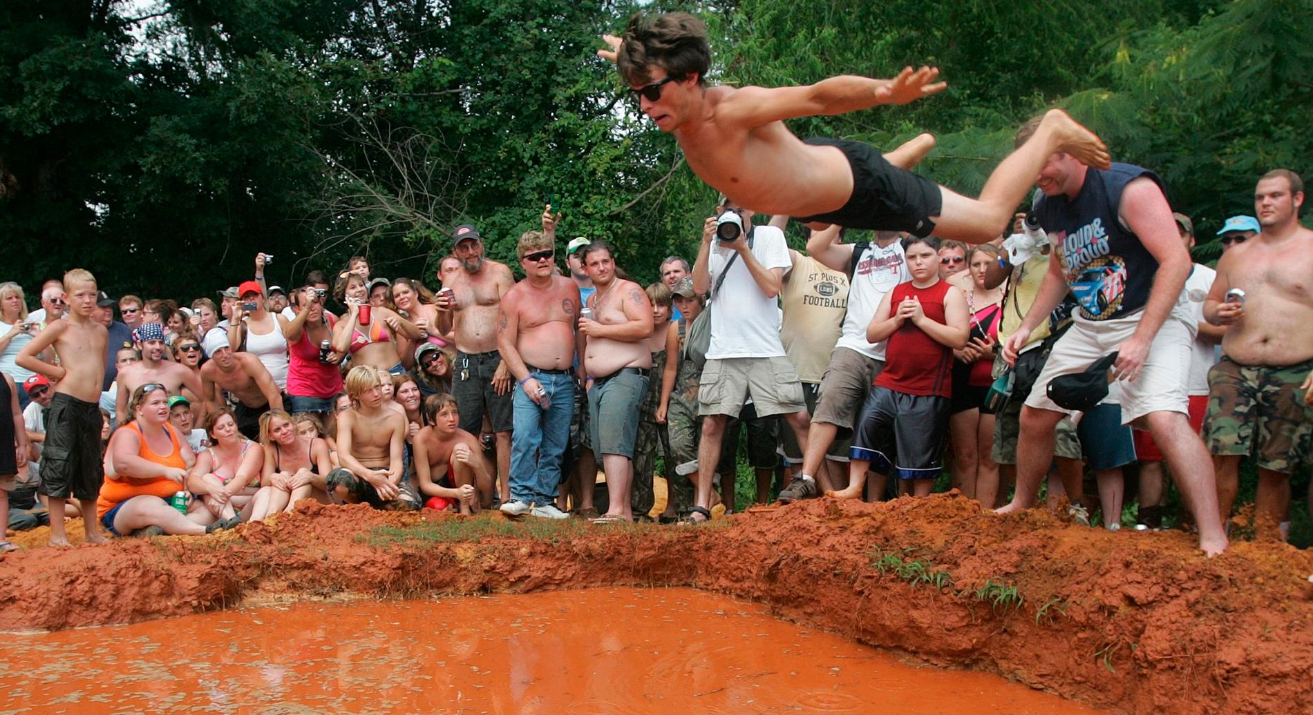 Noen idrettsarrangementer er mer originale enn andre. Her under Redneck Games i 2007. Foto:  REUTERS/Tami Chappell