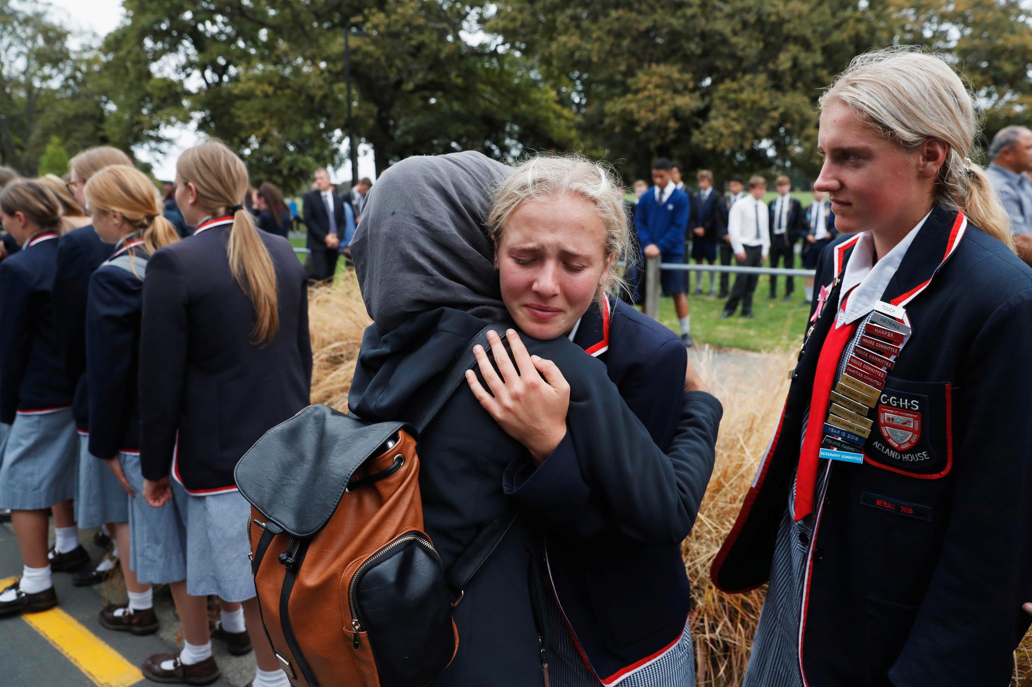 Sørgende etter at 49 mennesker mistet livet da to moskeer ble angrepet i Christchurch på New Zealand.
