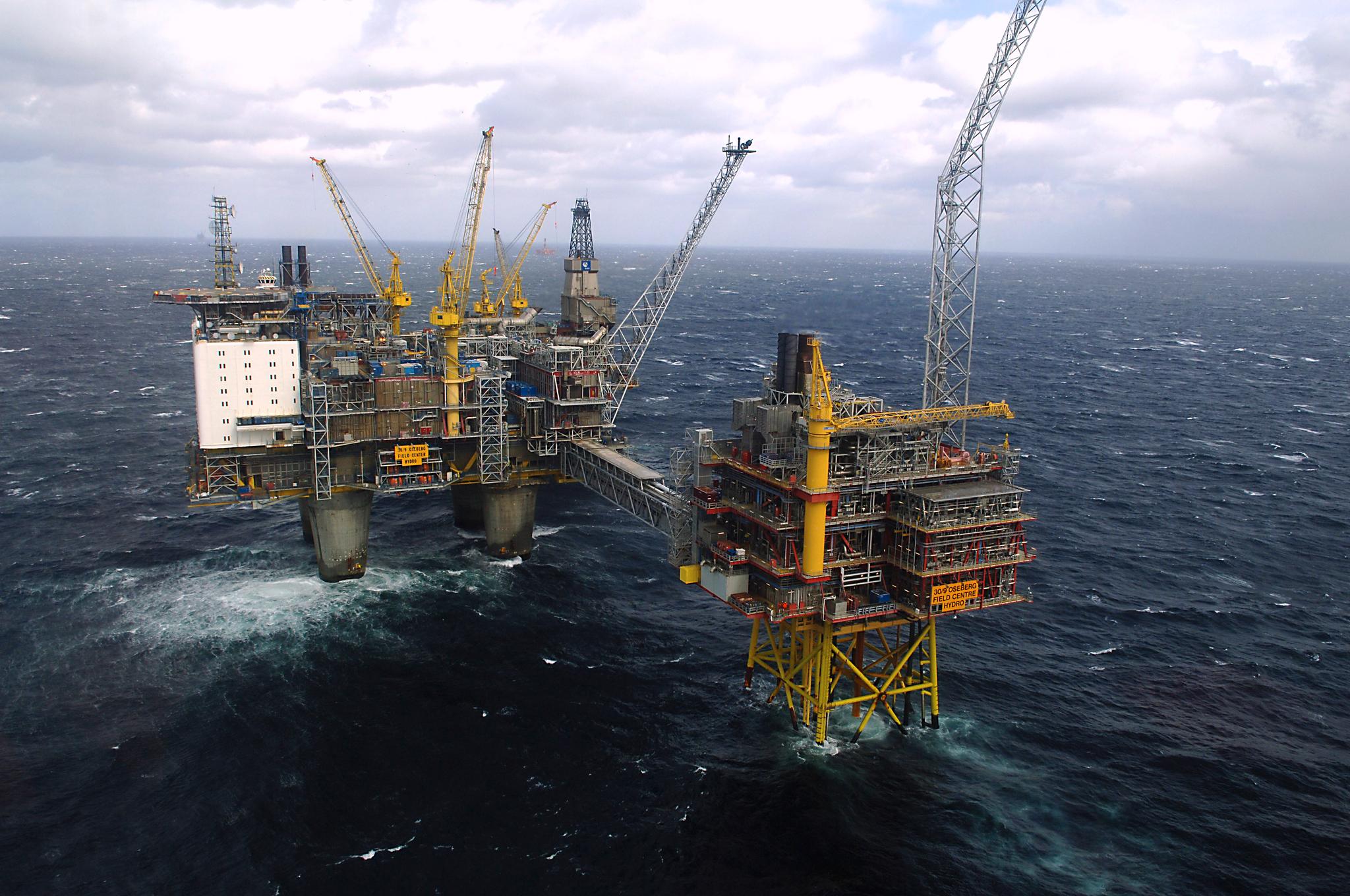 Norges Bank vil redusere risikoen i Oljefondet, ved å la fondet selge alle aksjer i olje og gass. På bildet: Oseberg-plattformen.