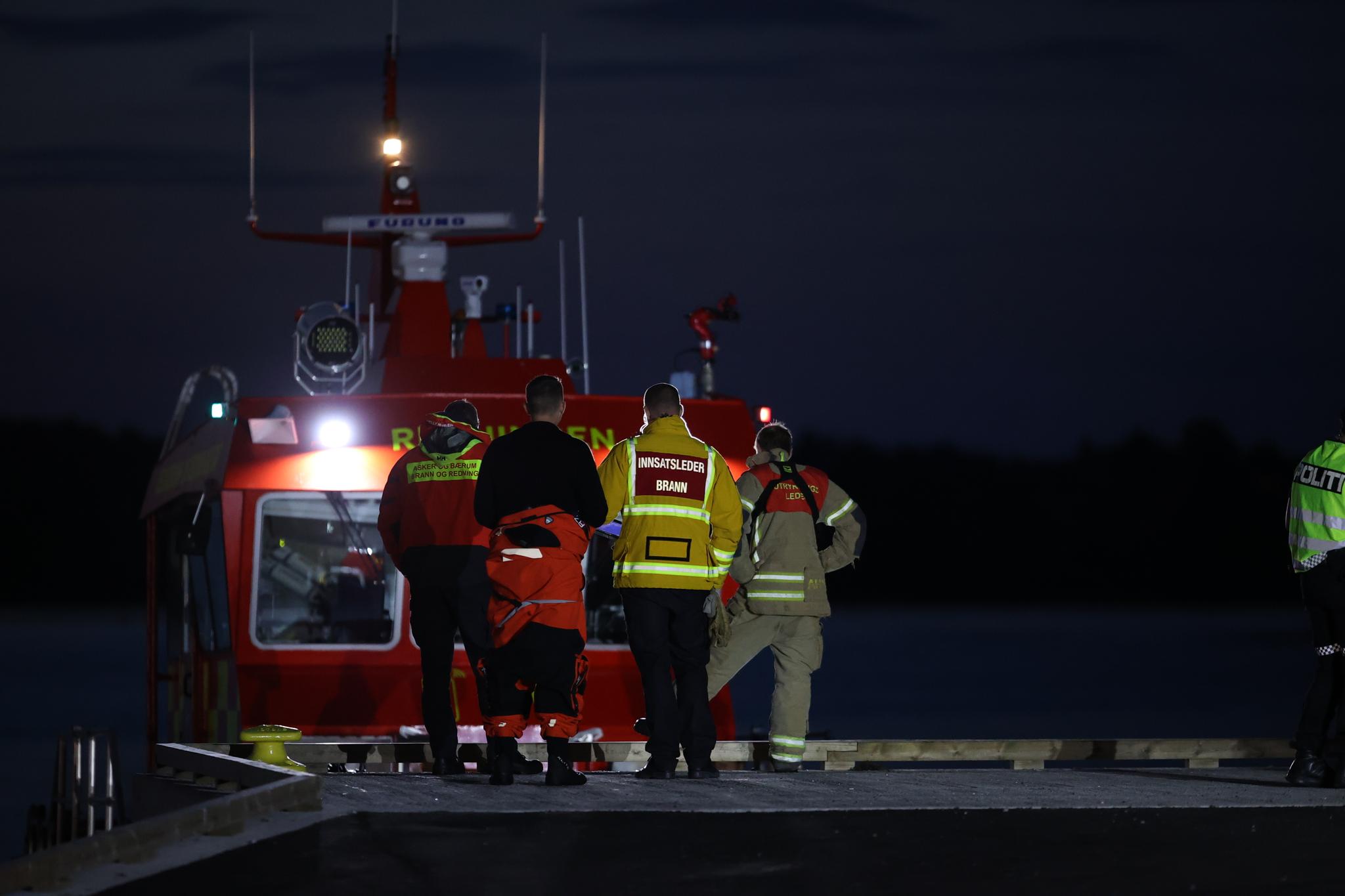 En redningsaksjon ble satt i gang for å redde opp fire personer som havnet i vannet etter at en båt gikk på grunn og sank ved Landøya i Asker natt til søndag. 