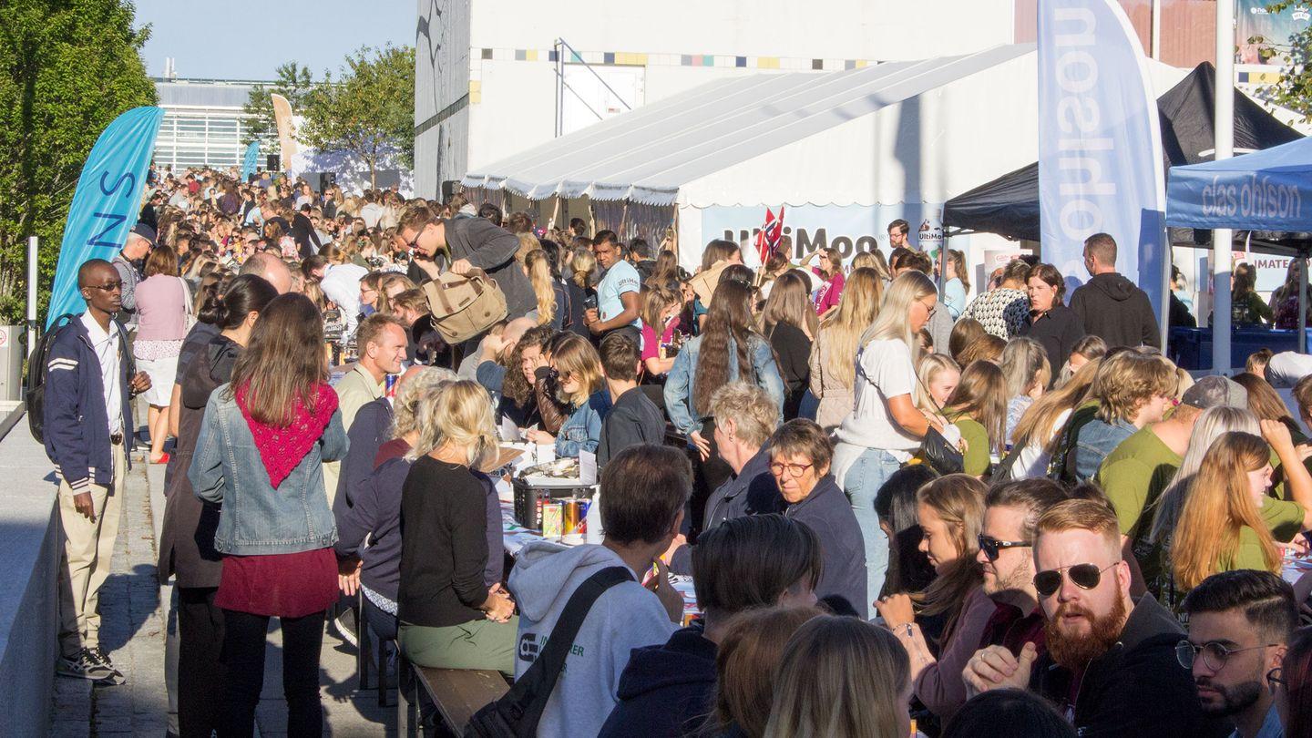  Fadderfestivalen startet 13. august med verdens lengste frokostbord.  Studentfestivalen går kraftig i underskudd.  