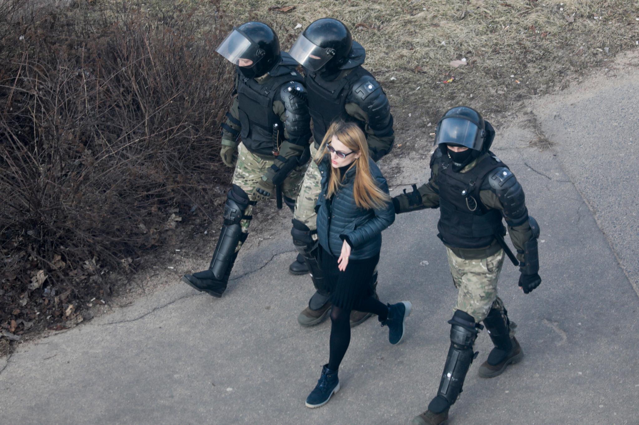 En kvinne som protesterer mot det hviterussiske regimet i hovedstaden Minsk 27. mars i år, arresteres og føres bort.